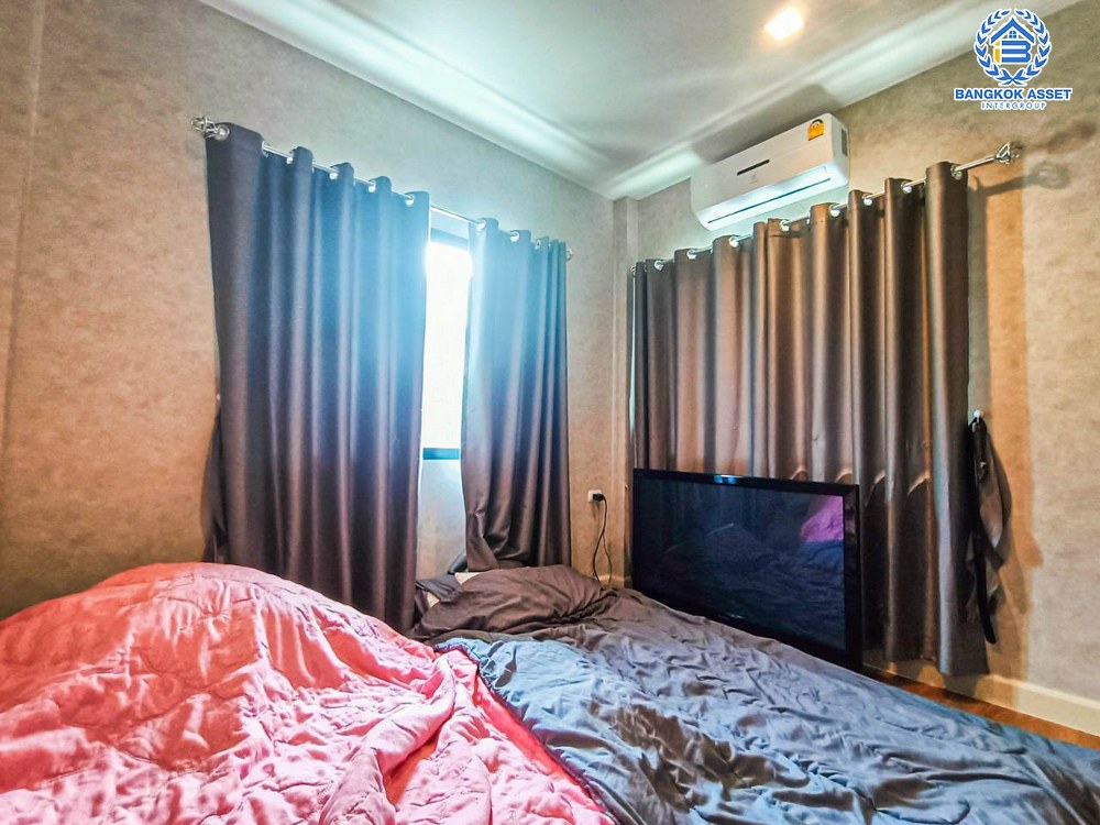 *****บ้านเดี่ยวมือสอง โครงการ เวนิว ติวานนท์-รังสิต เนื้อที่ 50.30 ตร.ว. ฟังก์ชัน 3 ห้องนอน 3 ห้องน้ำ 2 ที่จอดรถ พื้นที่รอบบ้านกว้าง ต่อเติมพร้อมอยู่ บนทำเลแห่งการเดินทาง เชื่อมต่อถนนติวานนท์, ถนนศรีสมาน, ถนนปทุมธานี-บางปะอิน ใกล้รถไฟฟ้าสายสีแดง "สถานีรังสิต" และจุดขึ้นทางด่วน "ศรีรัช"