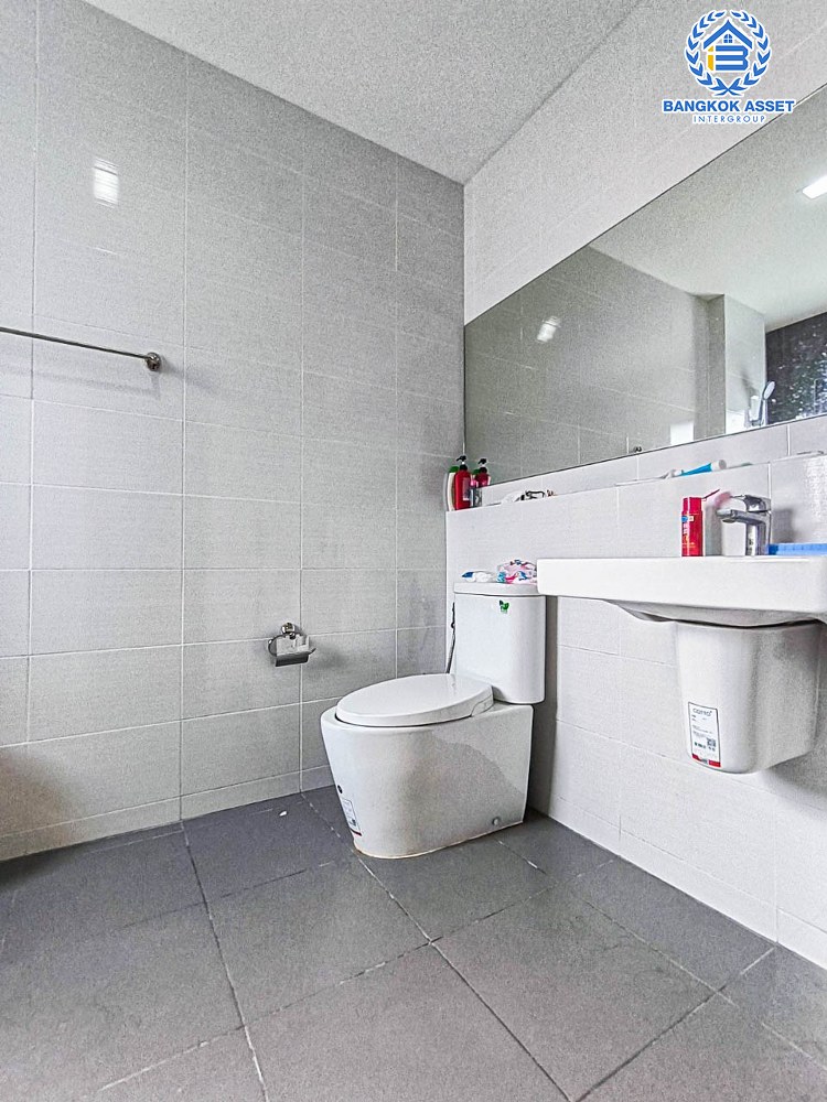 *****บ้านเดี่ยวมือสอง โครงการ เวนิว ติวานนท์-รังสิต เนื้อที่ 50.30 ตร.ว. ฟังก์ชัน 3 ห้องนอน 3 ห้องน้ำ 2 ที่จอดรถ พื้นที่รอบบ้านกว้าง ต่อเติมพร้อมอยู่ บนทำเลแห่งการเดินทาง เชื่อมต่อถนนติวานนท์, ถนนศรีสมาน, ถนนปทุมธานี-บางปะอิน ใกล้รถไฟฟ้าสายสีแดง "สถานีรังสิต" และจุดขึ้นทางด่วน "ศรีรัช"