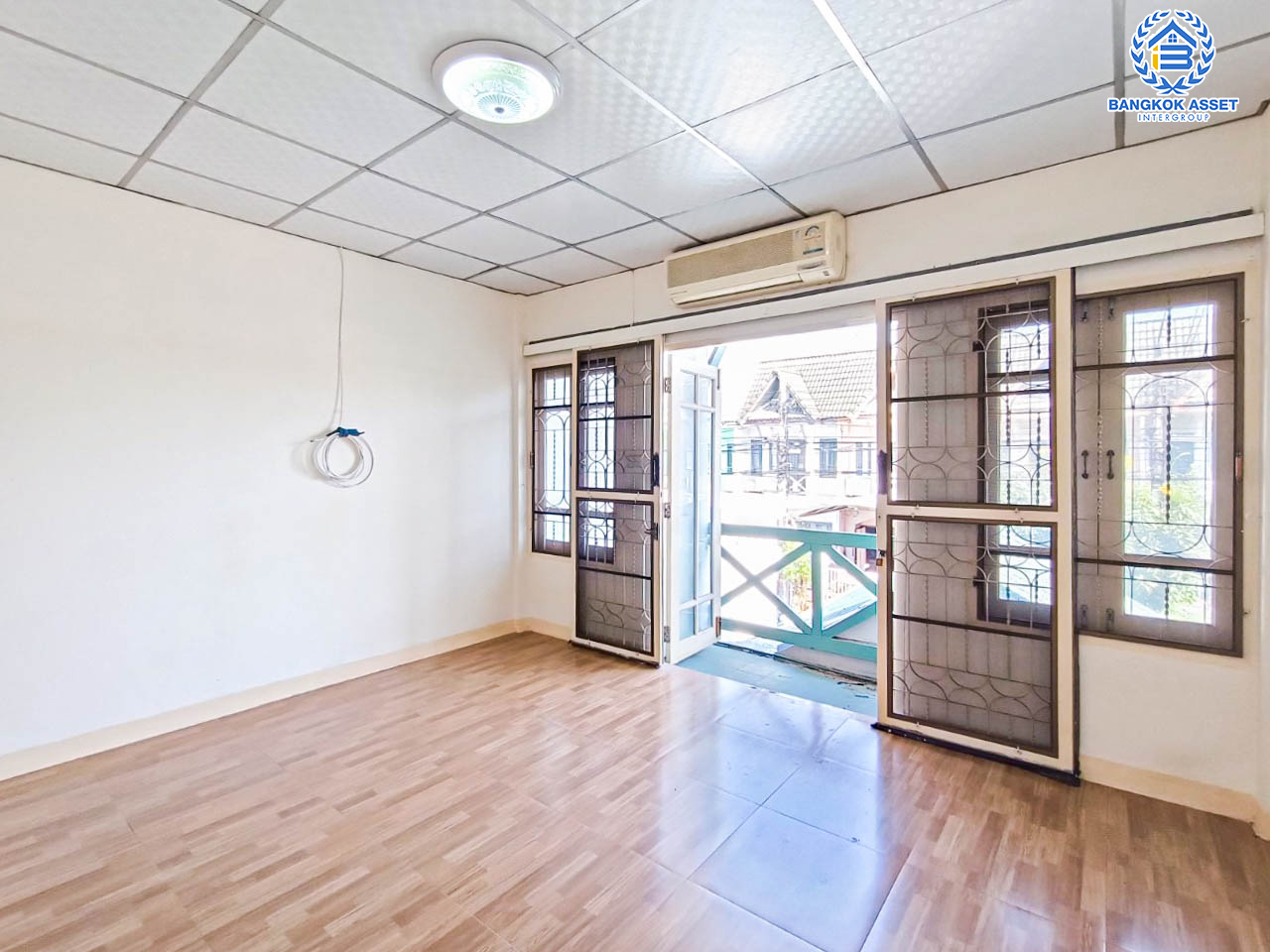 *****ทาวน์เฮ้าส์มือสองนนทบุรี โครงการ ดิเอมเมอรัลพาร์ค เรวดี-ติวานนท์ เนื้อที่ 18 ตร.ว. ฟังก์ชัน 2 ห้องนอน 2 ห้องน้ำ 1 ที่จอดรถ แถมฟรี! 1 เครื่องปรับอากาศ,  1 เครื่องทำน้ำอุ่น บนทำเลโซนเมือง ใกล้รถไฟฟ้าสายสีม่วง "สถานีกระทรวงสาธารณสุข" และทางด่วน "งามวงศ์วาน" จองเลย!