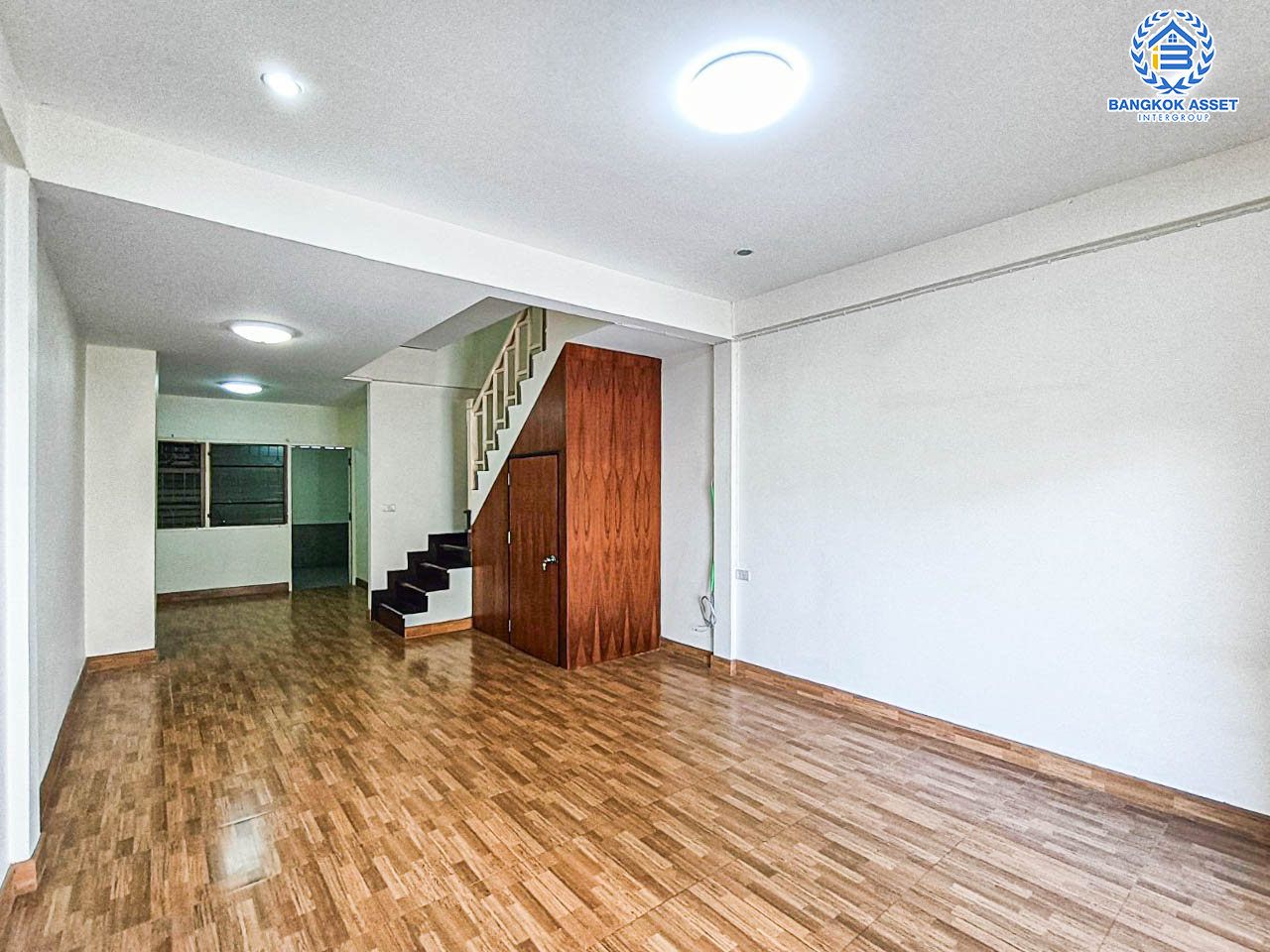 *****ทาวน์เฮ้าส์มือสองนนทบุรี โครงการ ดิเอมเมอรัลพาร์ค เรวดี-ติวานนท์ เนื้อที่ 18 ตร.ว. ฟังก์ชัน 2 ห้องนอน 2 ห้องน้ำ 1 ที่จอดรถ แถมฟรี! 1 เครื่องปรับอากาศ,  1 เครื่องทำน้ำอุ่น บนทำเลโซนเมือง ใกล้รถไฟฟ้าสายสีม่วง "สถานีกระทรวงสาธารณสุข" และทางด่วน "งามวงศ์วาน" จองเลย!