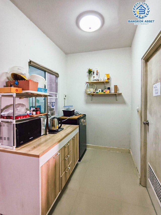 ทาวน์เฮ้าส์มือสองนนทบุรี โครงการ ไลโอบลิสซ์ กาญจนาภิเษก-ราชพฤกษ์ เนื้อที่กว้าง 17.6 ตร.ว. ฟังก์ชัน 3 ห้องนอน 2 ห้องน้ำ 1 ที่จอดรถ แถมฟรี! 3 เครื่องปรับอากาศ 1 เครื่องทำน้ำอุ่น ทำเลเดินทางสะดวก เชื่อมต่อ ถ.กาญจนาภิเษก, ถ.รัตนาธิเบศร์ ใกล้รถไฟฟ้าสายสีม่วง "สถานีคลองบางไผ่"