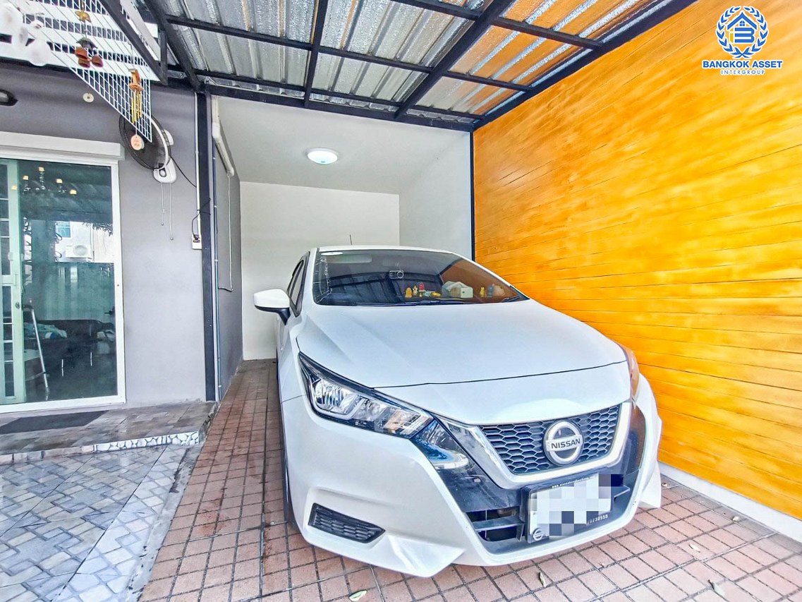 ทาวน์เฮ้าส์มือสองนนทบุรี โครงการ ไลโอบลิสซ์ กาญจนาภิเษก-ราชพฤกษ์ เนื้อที่กว้าง 17.6 ตร.ว. ฟังก์ชัน 3 ห้องนอน 2 ห้องน้ำ 1 ที่จอดรถ แถมฟรี! 3 เครื่องปรับอากาศ 1 เครื่องทำน้ำอุ่น ทำเลเดินทางสะดวก เชื่อมต่อ ถ.กาญจนาภิเษก, ถ.รัตนาธิเบศร์ ใกล้รถไฟฟ้าสายสีม่วง "สถานีคลองบางไผ่"