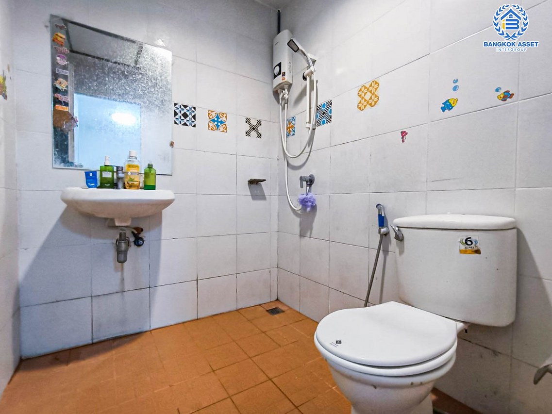 ทาวน์เฮ้าส์มือสองนนทบุรี โครงการ ไลโอบลิสซ์ กาญจนาภิเษก-ราชพฤกษ์ เนื้อที่กว้าง 17.6 ตร.ว. ฟังก์ชัน 3 ห้องนอน 2 ห้องน้ำ 1 ที่จอดรถ แถมฟรี! 3 เครื่องปรับอากาศ 1 เครื่องทำน้ำอุ่น ทำเลเดินทางสะดวก เชื่อมต่อ ถ.กาญจนาภิเษก, ถ.รัตนาธิเบศร์ ใกล้รถไฟฟ้าสายสีม่วง "สถานีคลองบางไผ่"