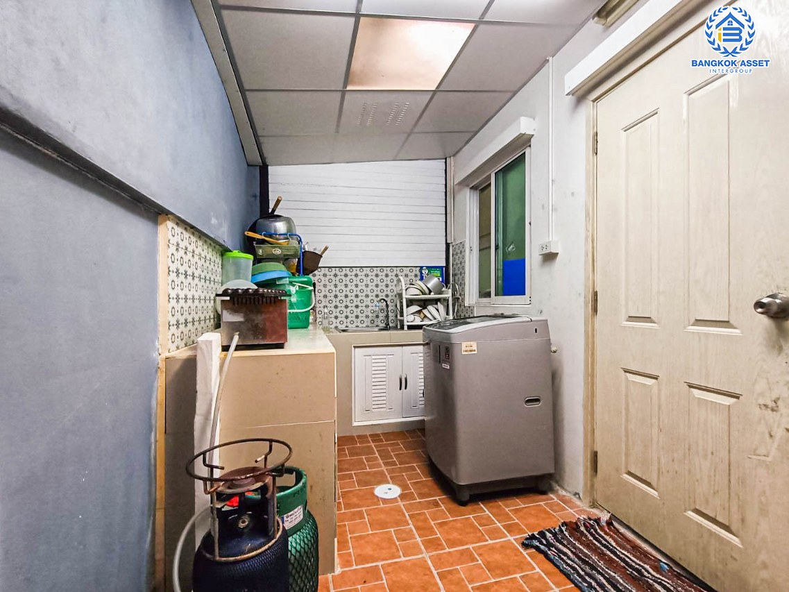 ทาวน์เฮ้าส์มือสองนนทบุรี โครงการ ไลโอบลิสซ์ กาญจนาภิเษก-ราชพฤกษ์ เนื้อที่กว้าง 17.6 ตร.ว. ฟังก์ชัน 3 ห้องนอน 2 ห้องน้ำ 1 ที่จอดรถ แถมฟรี! 3 เครื่องปรับอากาศ 1 เครื่องทำน้ำอุ่น ทำเลเดินทางสะดวก เชื่อมต่อ ถ.กาญจนาภิเษก, ถ.รัตนาธิเบศร์ ใกล้รถไฟฟ้าสายสีม่วง "สถานีคลองบางไผ่"