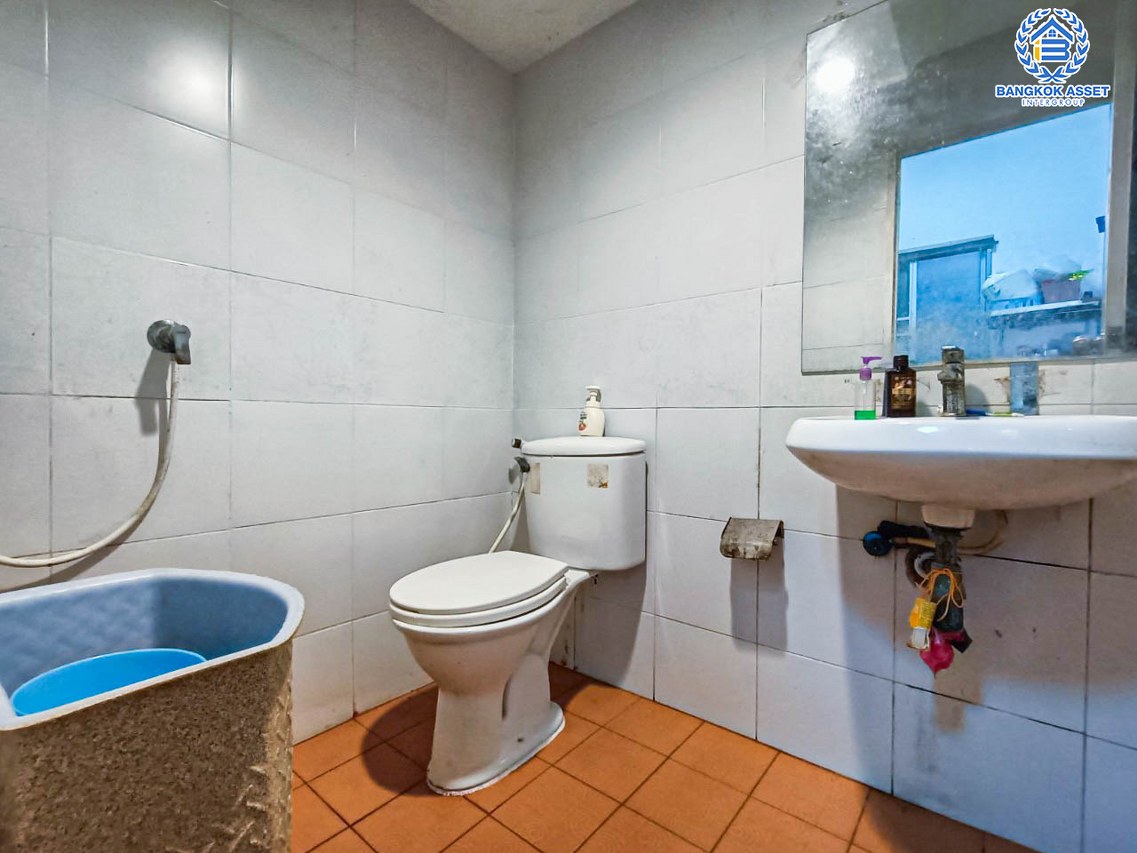 ทาวน์เฮ้าส์มือสองนนทบุรี โครงการ ไลโอบลิสซ์ กาญจนาภิเษก-ราชพฤกษ์ เนื้อที่กว้าง 17.6 ตร.ว. ฟังก์ชัน 3 ห้องนอน 2 ห้องน้ำ 1 ที่จอดรถ แถมฟรี! 3 เครื่องปรับอากาศ 1 เครื่องทำน้ำอุ่น ทำเลเดินทางสะดวก เชื่อมต่อ ถ.กาญจนาภิเษก, ถ.รัตนาธิเบศร์ ใกล้รถไฟฟ้าสายสีม่วง "สถานีคลองบางไผ่"