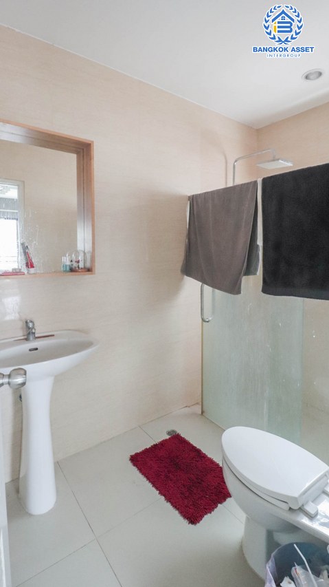 *****บ้านแฝดมือสองนนทบุรี โครงการ ลิฟวิ่งพาร์ค พระราม5 เนื้อที่ 36.4 ตร.ว. ฟังก์ชันจัดเต็ม 5 ห้องนอน 4 ห้องน้ำ บ้านพร้อมเข้าอยู่ สไตล์โมเดิร์น แถมฟรี! 4 เครื่องปรับอากาศ บนทำเลเดินทางสะดวก เชื่อมต่อถนนราชพฤกษ์, ถนนพระราม5, ถนนรัตนาธิเบศร์ ใกล้ทางด่วน "ศรีรัช"