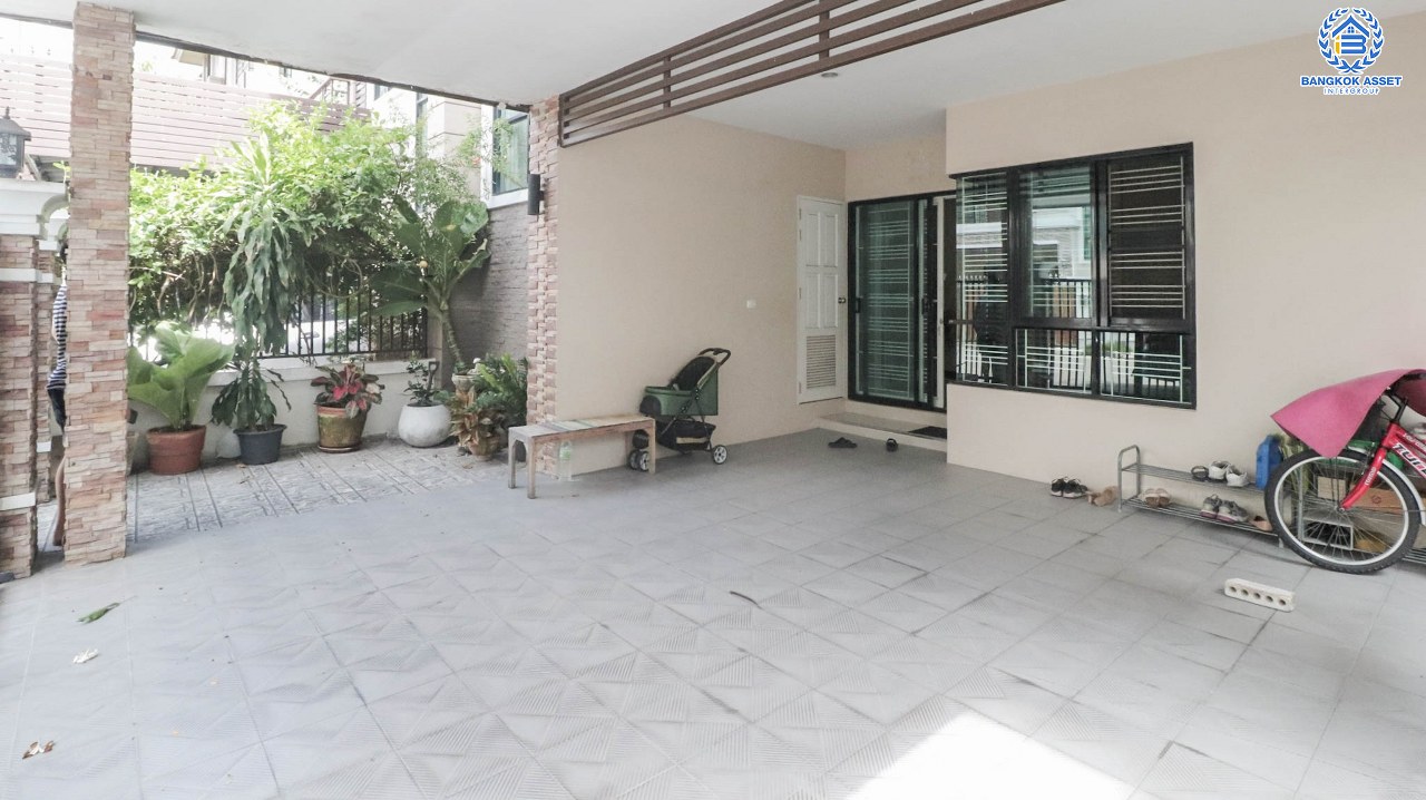 *****บ้านแฝดมือสองนนทบุรี โครงการ ลิฟวิ่งพาร์ค พระราม5 เนื้อที่ 36.4 ตร.ว. ฟังก์ชันจัดเต็ม 5 ห้องนอน 4 ห้องน้ำ บ้านพร้อมเข้าอยู่ สไตล์โมเดิร์น แถมฟรี! 4 เครื่องปรับอากาศ บนทำเลเดินทางสะดวก เชื่อมต่อถนนราชพฤกษ์, ถนนพระราม5, ถนนรัตนาธิเบศร์ ใกล้ทางด่วน "ศรีรัช"