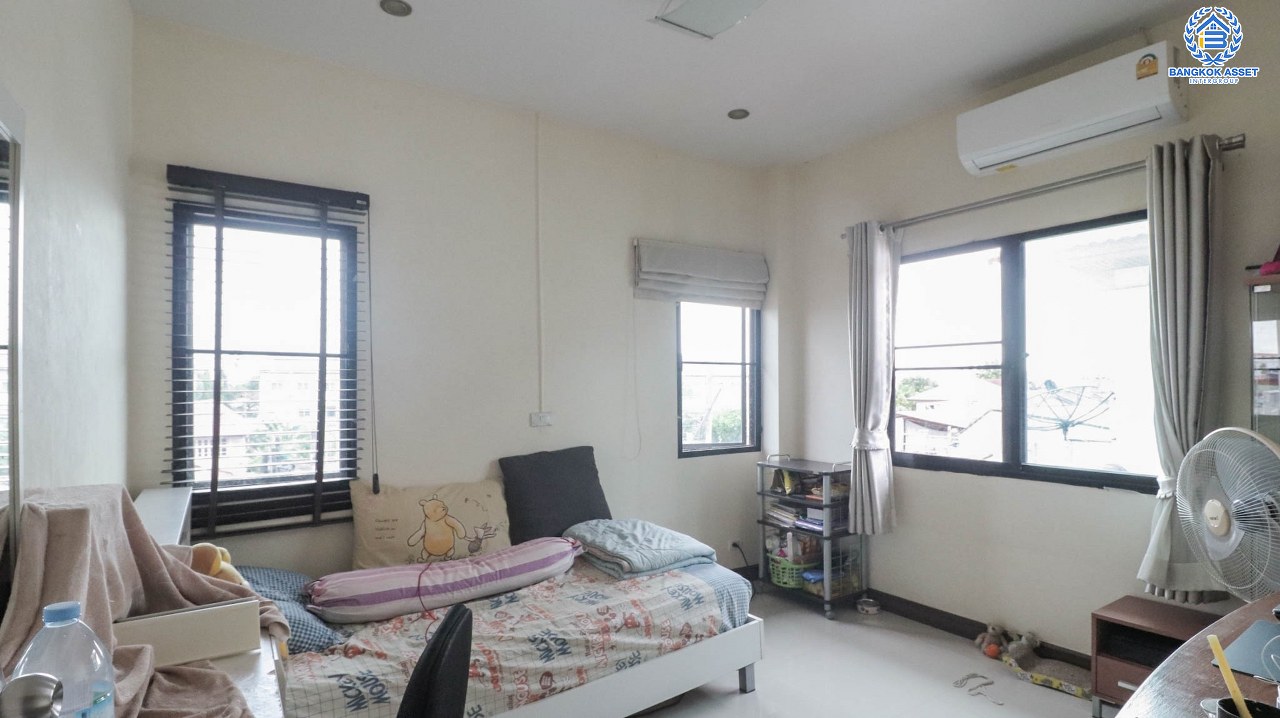 *****บ้านแฝดมือสองนนทบุรี โครงการ ลิฟวิ่งพาร์ค พระราม5 เนื้อที่ 36.4 ตร.ว. ฟังก์ชันจัดเต็ม 5 ห้องนอน 4 ห้องน้ำ บ้านพร้อมเข้าอยู่ สไตล์โมเดิร์น แถมฟรี! 4 เครื่องปรับอากาศ บนทำเลเดินทางสะดวก เชื่อมต่อถนนราชพฤกษ์, ถนนพระราม5, ถนนรัตนาธิเบศร์ ใกล้ทางด่วน "ศรีรัช"