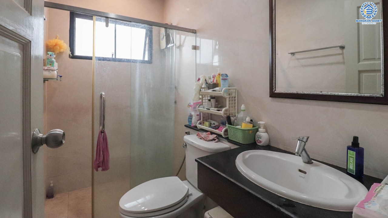 *****บ้านแฝดมือสองนนทบุรี โครงการ ลิฟวิ่งพาร์ค พระราม5 เนื้อที่ 36.4 ตร.ว. ฟังก์ชันจัดเต็ม 5 ห้องนอน 4 ห้องน้ำ บ้านพร้อมเข้าอยู่ สไตล์โมเดิร์น แถมฟรี! 4 เครื่องปรับอากาศ บนทำเลเดินทางสะดวก เชื่อมต่อถนนราชพฤกษ์, ถนนพระราม5, ถนนรัตนาธิเบศร์ ใกล้ทางด่วน "ศรีรัช"