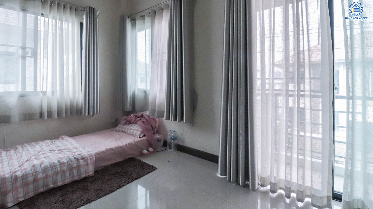 *****บ้านแฝดมือสองนนทบุรี โครงการ ลิฟวิ่งพาร์ค พระราม5 เนื้อที่ 36.4 ตร.ว. ฟังก์ชันจัดเต็ม 5 ห้องนอน 4 ห้องน้ำ บ้านพร้อมเข้าอยู่ สไตล์โมเดิร์น แถมฟรี! 4 เครื่องปรับอากาศ บนทำเลเดินทางสะดวก เชื่อมต่อถนนราชพฤกษ์, ถนนพระราม5, ถนนรัตนาธิเบศร์ ใกล้ทางด่วน "ศรีรัช"