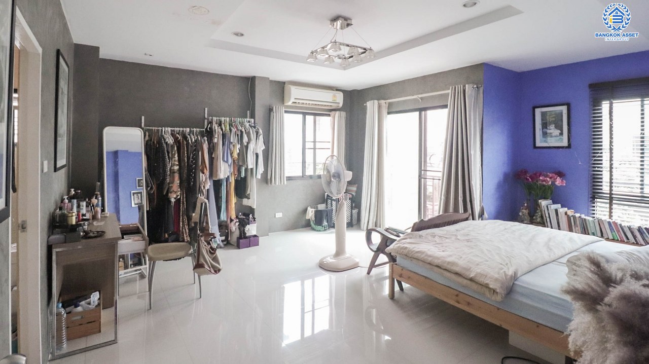 *****บ้านแฝดมือสองนนทบุรี โครงการ ลิฟวิ่งพาร์ค พระราม5 เนื้อที่ 36.4 ตร.ว. ฟังก์ชันจัดเต็ม 5 ห้องนอน 4 ห้องน้ำ บ้านพร้อมเข้าอยู่ สไตล์โมเดิร์น แถมฟรี! 4 เครื่องปรับอากาศ บนทำเลเดินทางสะดวก เชื่อมต่อถนนราชพฤกษ์, ถนนพระราม5, ถนนรัตนาธิเบศร์ ใกล้ทางด่วน "ศรีรัช"