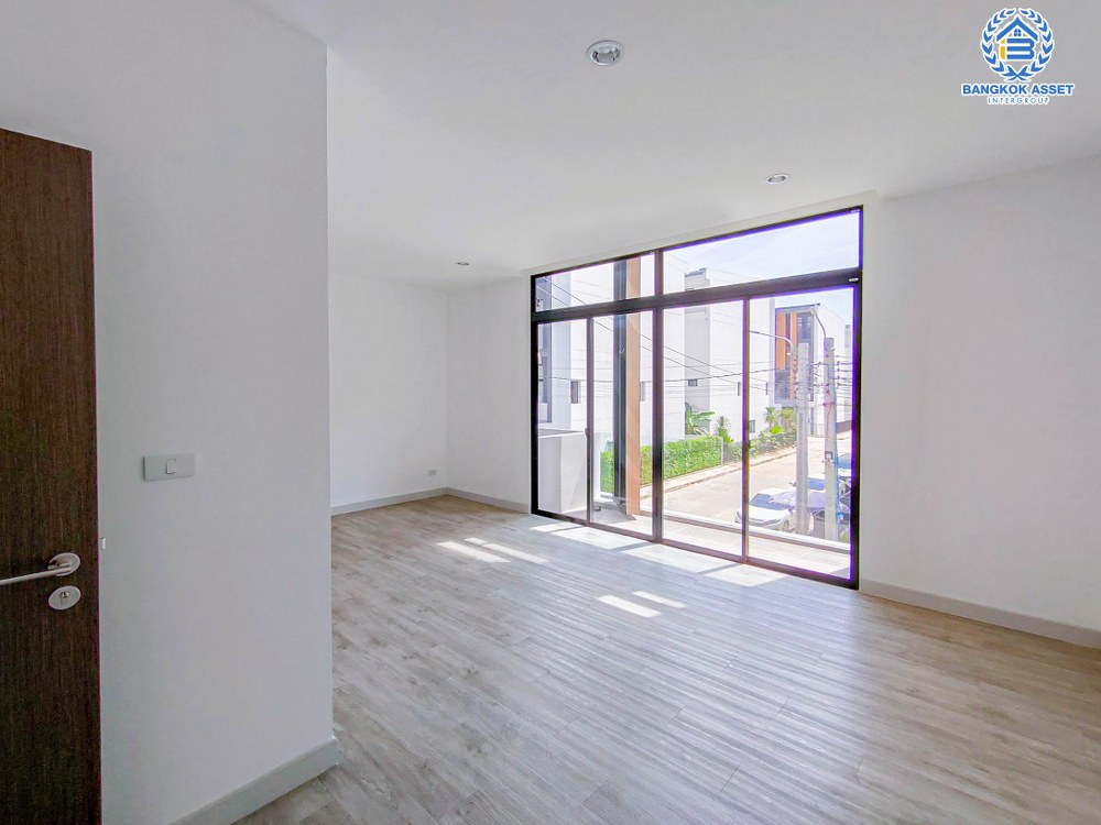 *****ทาวน์โฮม 3 ชั้นมือหนึ่ง โครงการ อัยย์ ราชพฤกษ์ หลังมุม เนื้อที่กว้างเกือบ 35 ตร.ว. ฟังก์ชัน 3 ห้องนอน 4 ห้องน้ำ 2 ที่จอดรถ บริเวณบ้านกว้าง บรรยากาศโครงการร่มรื่น เชื่อมต่อถนนกาญจนาภิเษก, ถนนนครอินทร์, ถนนปลายบาง ใกล้รถไฟฟ้าสายสีม่วง "สถานีตลาดบางใหญ่" และจุดขึ้นทางด่วน "ศรีรัช" จองเลย!