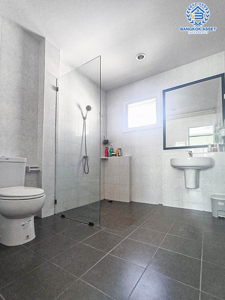 *****บ้านเดี่ยวมือสอง โครงการ คุณาลัยซิมโฟนี บ้านกล้วย-ไทรน้อย เนื้อที่กว้าง 67.50 ตร.ว. ฟังก์ชัน 3 ห้องนอน 3 ห้องน้ำ 2 ที่จอดรถ บ้านมีค่อนข้างความเป็นส่วนตัว แถมฟรี! เครื่องปรับอากาศ บนทำเลดี เชื่อมต่อถนนบ้านกล้วย-ไทรน้อย, ถนนกาญจนาภิเษก ใกล้จุดขึ้นทางด่วน "บางใหญ่-กาญจนบุรี (ในอนาคต)"