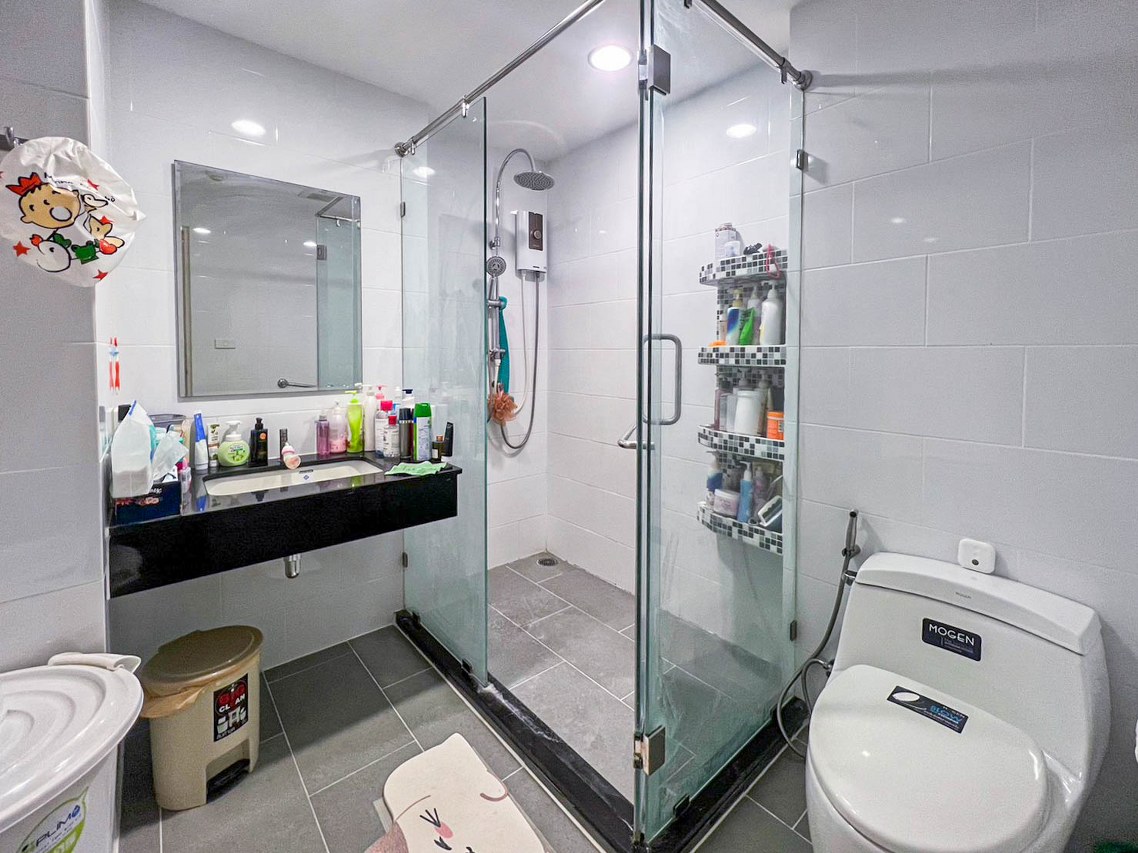 คอนโดมิเนียมมือสองกรุงเทพฯ โครงการ เพ-ลา วุฒากาศ เนื้อที่กว้างเกือบ 34 ตร.ว. ฟังก์ชัน 1 ห้องนอน 1 ห้องน้ำ 1 ที่จอดรถ แถมฟรี! 2 เครื่องปรับอากาศ, 1 เครื่องทำน้ำอุ่น บนทำเลเยี่ยม ติดถนนราชพฤกษ์ เพียง 180 เมตรก็ถึงรถไฟฟ้าสายสีเขียว "สถานีวุฒากาศ" จองเลย!