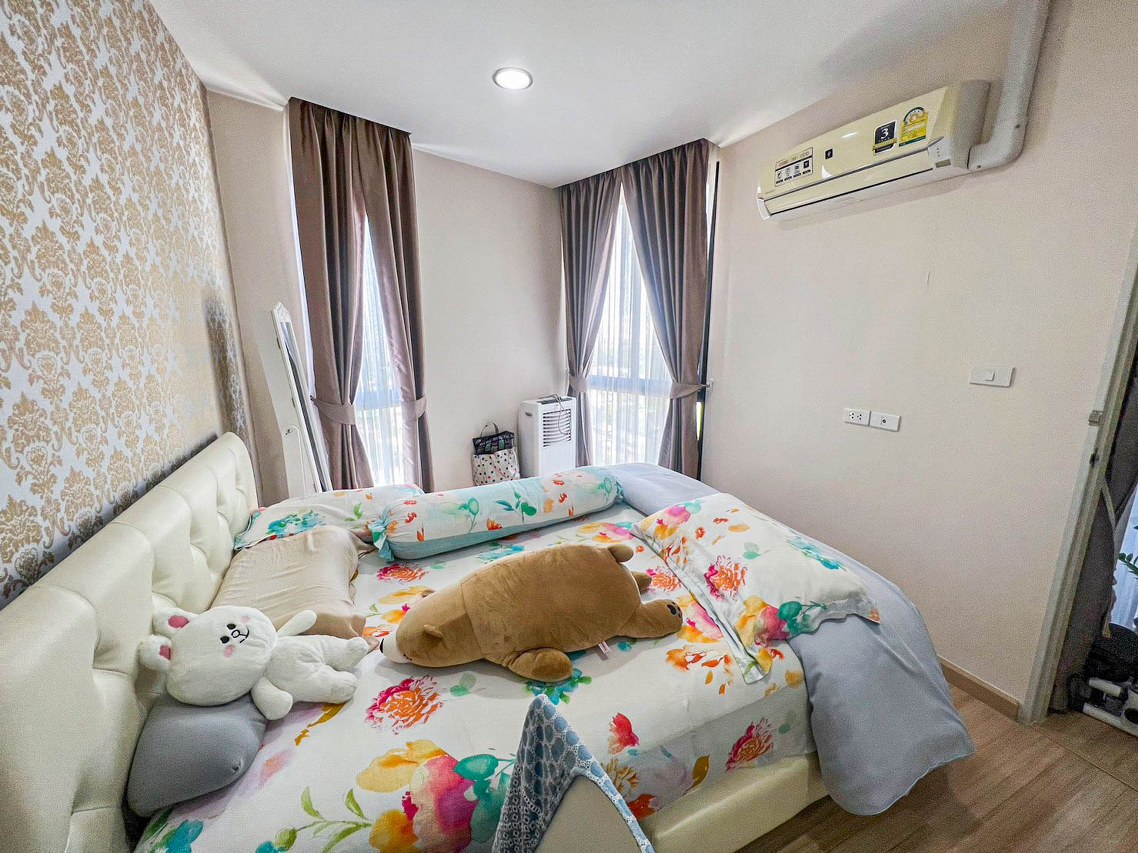 คอนโดมิเนียมมือสองกรุงเทพฯ โครงการ เพ-ลา วุฒากาศ เนื้อที่กว้างเกือบ 34 ตร.ว. ฟังก์ชัน 1 ห้องนอน 1 ห้องน้ำ 1 ที่จอดรถ แถมฟรี! 2 เครื่องปรับอากาศ, 1 เครื่องทำน้ำอุ่น บนทำเลเยี่ยม ติดถนนราชพฤกษ์ เพียง 180 เมตรก็ถึงรถไฟฟ้าสายสีเขียว "สถานีวุฒากาศ" จองเลย!