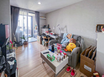 คอนโดมิเนียมมือสองกรุงเทพฯ โครงการ เพ-ลา วุฒากาศ เนื้อที่กว้างเกือบ 34 ตร.ว. ฟังก์ชัน 1 ห้องนอน 1 ห้องน้ำ 1 ที่จอดรถ แถมฟรี! 2 เครื่องปรับอากาศ, 1 เครื่องทำน้ำอุ่น บนทำเลเยี่ยม ติดถนนราชพฤกษ์ เพียง 180 เมตรก็ถึงรถไฟฟ้าสายสีเขียว "สถานีวุฒากาศ" จองเลย!