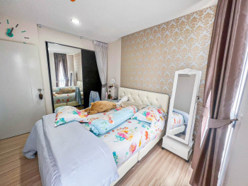 คอนโดมิเนียมมือสองกรุงเทพฯ โครงการ เพ-ลา วุฒากาศ เนื้อที่กว้างเกือบ 34 ตร.ว. ฟังก์ชัน 1 ห้องนอน 1 ห้องน้ำ 1 ที่จอดรถ แถมฟรี! 2 เครื่องปรับอากาศ, 1 เครื่องทำน้ำอุ่น บนทำเลเยี่ยม ติดถนนราชพฤกษ์ เพียง 180 เมตรก็ถึงรถไฟฟ้าสายสีเขียว "สถานีวุฒากาศ" จองเลย!