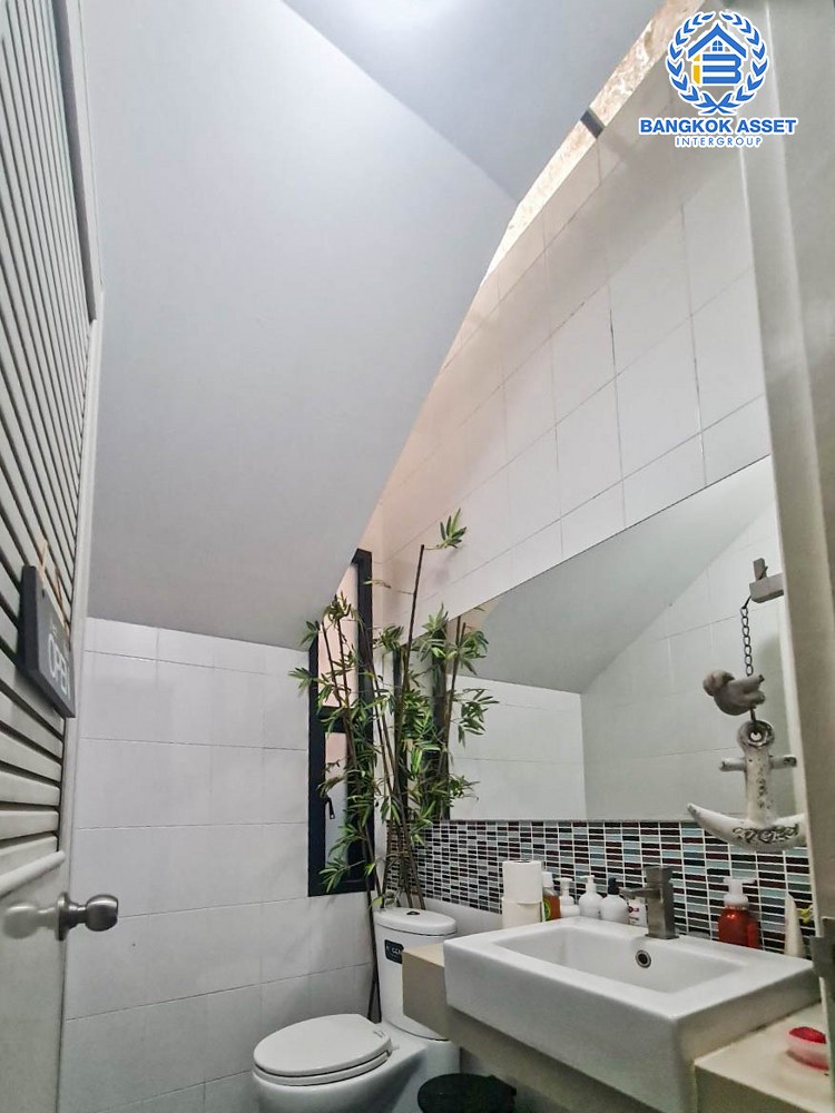 *****ทาวน์เฮ้าส์ 3 ชั้นมือสอง โครงการ เฮ้าส์35 แจ้งวัฒนะ เนื้อที่กว้าง 19.50 ตร.ว. ฟังก์ชัน 4 ห้องนอน 3 ห้องน้ำ แต่งสวยทั้งหลัง แถมฟรี! เครื่องปรับอากาศ การเดินทางสะดวกสบาย เชื่อมต่อถนนสามัคคี, ถนนติวานนท์, ถนนเลียบคลองปะปา ใกล้รถไฟฟ้าสายสีชมพู "สถานีแจ้งวัฒนะ14" และจุดขึ้นทางด่วน "แจ้งวัฒนะ"