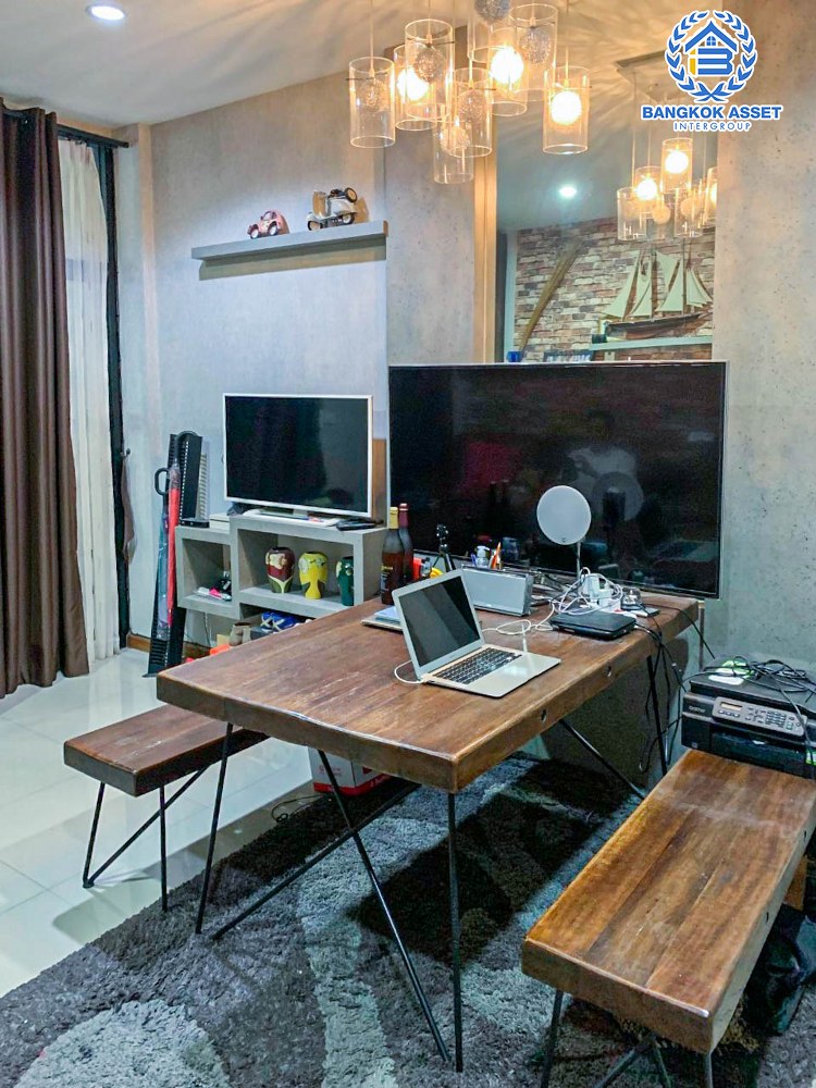 *****ทาวน์เฮ้าส์ 3 ชั้นมือสอง โครงการ เฮ้าส์35 แจ้งวัฒนะ เนื้อที่กว้าง 19.50 ตร.ว. ฟังก์ชัน 4 ห้องนอน 3 ห้องน้ำ แต่งสวยทั้งหลัง แถมฟรี! เครื่องปรับอากาศ การเดินทางสะดวกสบาย เชื่อมต่อถนนสามัคคี, ถนนติวานนท์, ถนนเลียบคลองปะปา ใกล้รถไฟฟ้าสายสีชมพู "สถานีแจ้งวัฒนะ14" และจุดขึ้นทางด่วน "แจ้งวัฒนะ"