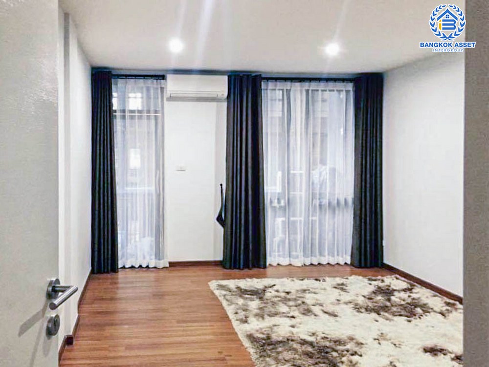 *****ทาวน์เฮ้าส์ 3 ชั้นมือสอง โครงการ เฮ้าส์35 แจ้งวัฒนะ เนื้อที่กว้าง 19.50 ตร.ว. ฟังก์ชัน 4 ห้องนอน 3 ห้องน้ำ แต่งสวยทั้งหลัง แถมฟรี! เครื่องปรับอากาศ การเดินทางสะดวกสบาย เชื่อมต่อถนนสามัคคี, ถนนติวานนท์, ถนนเลียบคลองปะปา ใกล้รถไฟฟ้าสายสีชมพู "สถานีแจ้งวัฒนะ14" และจุดขึ้นทางด่วน "แจ้งวัฒนะ"