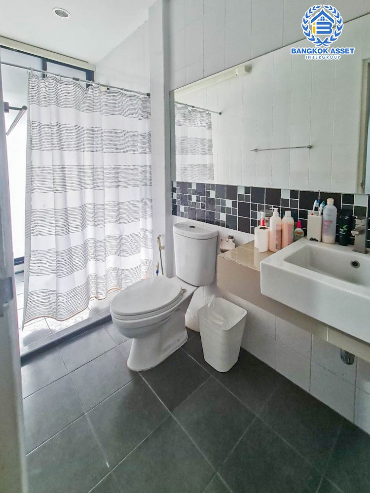 *****ทาวน์เฮ้าส์ 3 ชั้นมือสอง โครงการ เฮ้าส์35 แจ้งวัฒนะ เนื้อที่กว้าง 19.50 ตร.ว. ฟังก์ชัน 4 ห้องนอน 3 ห้องน้ำ แต่งสวยทั้งหลัง แถมฟรี! เครื่องปรับอากาศ การเดินทางสะดวกสบาย เชื่อมต่อถนนสามัคคี, ถนนติวานนท์, ถนนเลียบคลองปะปา ใกล้รถไฟฟ้าสายสีชมพู "สถานีแจ้งวัฒนะ14" และจุดขึ้นทางด่วน "แจ้งวัฒนะ"