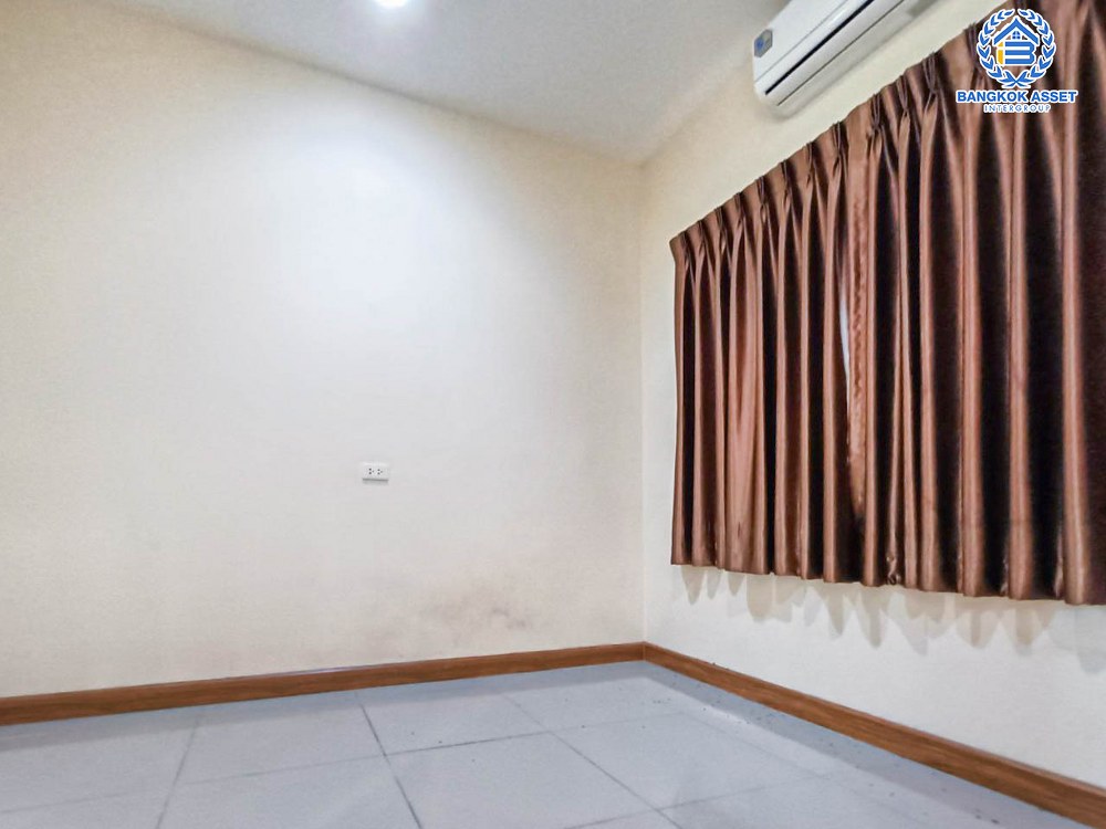 *****ทาวน์เฮ้าส์มือสอง โครงการ โกลเด้นทาวน์ รัตนาธิเบศร์-สถานีรถไฟฟ้าบางพลู หลังมุม เนื้อที่ 29.70 ตร.ว. ฟังก์ชัน 4 ห้องนอน 2 ห้องน้ำ 2 ที่จอดรถ ภายในสภาพสวย บริเวณบ้านกว้างขวาง บนทำเลเดินทางสะดวก เชื่อมต่อถนนรัตนาธิเบศร์ ใกล้รถไฟฟ้าสายสีม่วง "สถานีบางพลู" และจุดขึ้นทางด่วน "ศรีรัช"