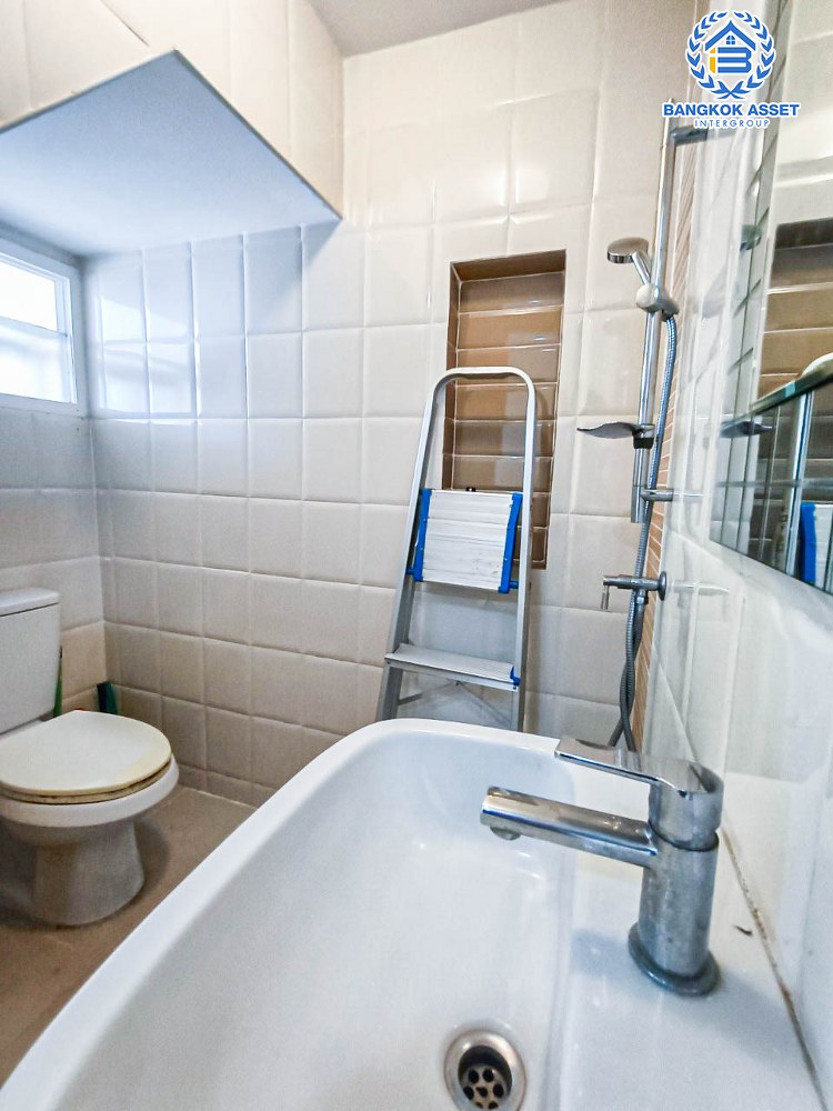 *****ทาวน์เฮ้าส์มือสอง โครงการ โกลเด้นทาวน์ รัตนาธิเบศร์-สถานีรถไฟฟ้าบางพลู หลังมุม เนื้อที่ 29.70 ตร.ว. ฟังก์ชัน 4 ห้องนอน 2 ห้องน้ำ 2 ที่จอดรถ ภายในสภาพสวย บริเวณบ้านกว้างขวาง บนทำเลเดินทางสะดวก เชื่อมต่อถนนรัตนาธิเบศร์ ใกล้รถไฟฟ้าสายสีม่วง "สถานีบางพลู" และจุดขึ้นทางด่วน "ศรีรัช"