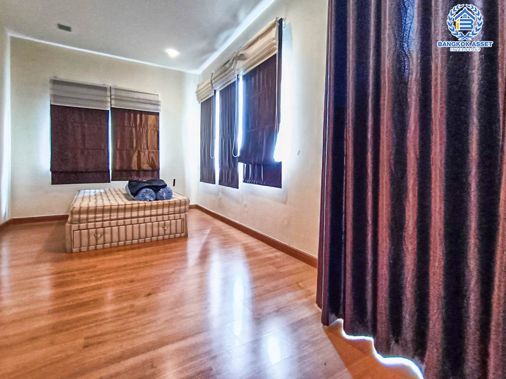 *****ทาวน์เฮ้าส์มือสอง โครงการ โกลเด้นทาวน์ รัตนาธิเบศร์-สถานีรถไฟฟ้าบางพลู หลังมุม เนื้อที่ 29.70 ตร.ว. ฟังก์ชัน 4 ห้องนอน 2 ห้องน้ำ 2 ที่จอดรถ ภายในสภาพสวย บริเวณบ้านกว้างขวาง บนทำเลเดินทางสะดวก เชื่อมต่อถนนรัตนาธิเบศร์ ใกล้รถไฟฟ้าสายสีม่วง "สถานีบางพลู" และจุดขึ้นทางด่วน "ศรีรัช"