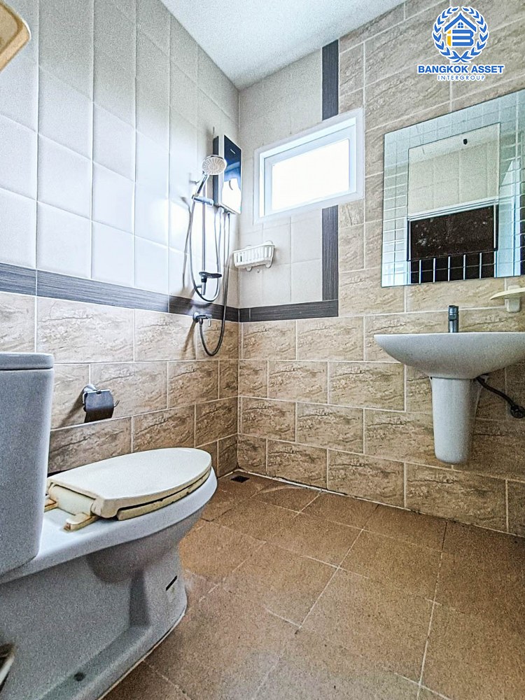 *****ทาวน์เฮ้าส์มือสอง โครงการ โกลเด้นทาวน์ รัตนาธิเบศร์-สถานีรถไฟฟ้าบางพลู หลังมุม เนื้อที่ 29.70 ตร.ว. ฟังก์ชัน 4 ห้องนอน 2 ห้องน้ำ 2 ที่จอดรถ ภายในสภาพสวย บริเวณบ้านกว้างขวาง บนทำเลเดินทางสะดวก เชื่อมต่อถนนรัตนาธิเบศร์ ใกล้รถไฟฟ้าสายสีม่วง "สถานีบางพลู" และจุดขึ้นทางด่วน "ศรีรัช"