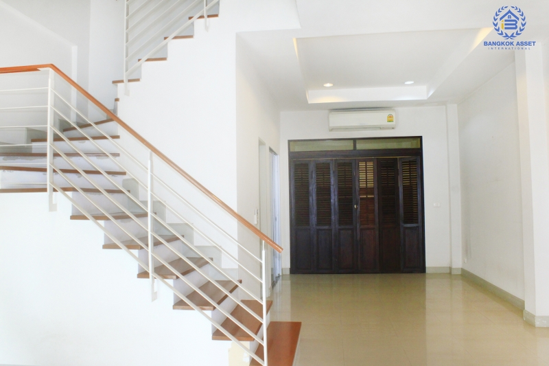 ทาวน์โฮม 3 ชั้น ห้องริม หมู่บ้านกลางกรุง รัชวิภา  (21.70ตรว.)  ถนนรัชดาภิเษก สัมผัสทาวน์เฮ้าส์ใจกลางเมือง หรูหราด้วยฟังก์ชั่นใหม่  สุดยอดทำเลที่ดีที่สุด ใกล้ทางด่วน และรถไฟฟ้า เพียง 200 เมตร ถึงจุดขึ้นลงทางด่วน เพียง 15 นาที วิ่งเข้าสู่ ถ.สาทร และถ.สีลม และรถไฟฟ้าสายสีแดงเข้มวิ่งผ่านหน้าโครงการ