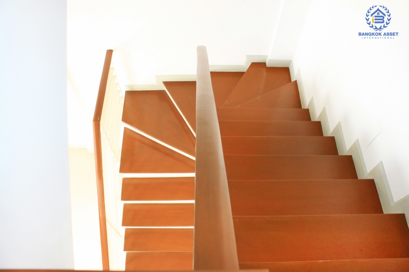 ทาวน์โฮม 3 ชั้น ห้องริม หมู่บ้านกลางกรุง รัชวิภา  (21.70ตรว.)  ถนนรัชดาภิเษก สัมผัสทาวน์เฮ้าส์ใจกลางเมือง หรูหราด้วยฟังก์ชั่นใหม่  สุดยอดทำเลที่ดีที่สุด ใกล้ทางด่วน และรถไฟฟ้า เพียง 200 เมตร ถึงจุดขึ้นลงทางด่วน เพียง 15 นาที วิ่งเข้าสู่ ถ.สาทร และถ.สีลม และรถไฟฟ้าสายสีแดงเข้มวิ่งผ่านหน้าโครงการ