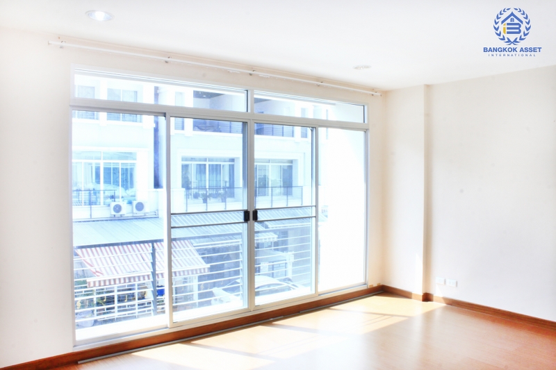 ทาวน์โฮม 3 ชั้น ห้องริม หมู่บ้านกลางกรุง รัชวิภา  (21.70ตรว.)  ถนนรัชดาภิเษก สัมผัสทาวน์เฮ้าส์ใจกลางเมือง หรูหราด้วยฟังก์ชั่นใหม่  สุดยอดทำเลที่ดีที่สุด ใกล้ทางด่วน และรถไฟฟ้า เพียง 200 เมตร ถึงจุดขึ้นลงทางด่วน เพียง 15 นาที วิ่งเข้าสู่ ถ.สาทร และถ.สีลม และรถไฟฟ้าสายสีแดงเข้มวิ่งผ่านหน้าโครงการ