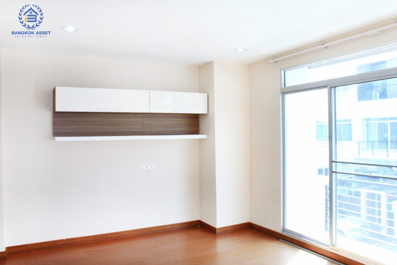 ทาวน์โฮม 3 ชั้น ห้องริม หมู่บ้านกลางกรุง รัชวิภา  (21.70ตรว.)  ถนนรัชดาภิเษก สัมผัสทาวน์เฮ้าส์ใจกลางเมือง หรูหราด้วยฟังก์ชั่นใหม่  สุดยอดทำเลที่ดีที่สุด ใกล้ทางด่วน และรถไฟฟ้า เพียง 200 เมตร ถึงจุดขึ้นลงทางด่วน เพียง 15 นาที วิ่งเข้าสู่ ถ.สาทร และถ.สีลม และรถไฟฟ้าสายสีแดงเข้มวิ่งผ่านหน้าโครงการ