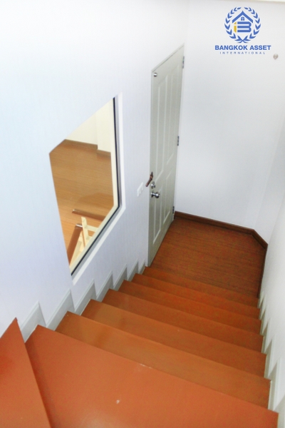 ทาวน์โฮม 3 ชั้น ห้องริม หมู่บ้านกลางกรุง รัชวิภา  (21.70ตรว.)  ถนนรัชดาภิเษก สัมผัสทาวน์เฮ้าส์ใจกลางเมือง หรูหราด้วยฟังก์ชั่นใหม่  สุดยอดทำเลที่ดีที่สุด ใกล้ทางด่วน และรถไฟฟ้า เพียง 200 เมตร ถึงจุดขึ้นลงทางด่วน เพียง 15 นาที วิ่งเข้าสู่ ถ.สาทร และถ.สีลม และรถไฟฟ้าสายสีแดงเข้มวิ่งผ่านหน้าโครงการ