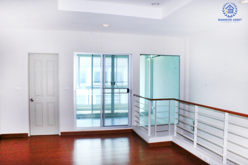 ทาวน์โฮม 3 ชั้น ห้องริม หมู่บ้านกลางกรุง รัชวิภา  (21.70ตรว.)  ถนนรัชดาภิเษก สัมผัสทาวน์เฮ้าส์ใจกลางเมือง หรูหราด้วยฟังก์ชั่นใหม่  สุดยอดทำเลที่ดีที่สุด ใกล้ทางด่วน และรถไฟฟ้า เพียง 200 เมตร ถึงจุดขึ้นลงทางด่วน เพียง 15 นาที วิ่งเข้าสู่ ถ.สาทร และถ.สีลม และรถไฟฟ้าสายสีแดงเข้มวิ่งผ่านหน้าโครงการ