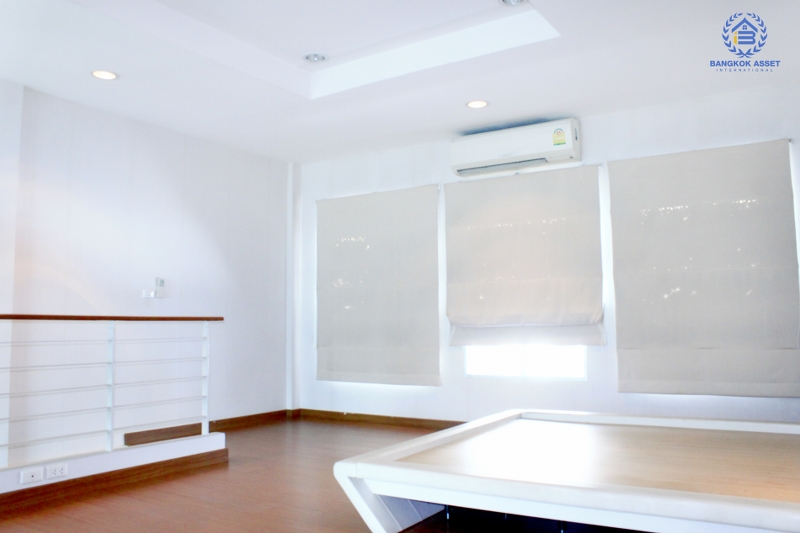 ทาวน์โฮม 3 ชั้น ห้องริม หมู่บ้านกลางกรุง รัชวิภา  (21.70ตรว.)  ถนนรัชดาภิเษก สัมผัสทาวน์เฮ้าส์ใจกลางเมือง หรูหราด้วยฟังก์ชั่นใหม่  สุดยอดทำเลที่ดีที่สุด ใกล้ทางด่วน และรถไฟฟ้า เพียง 200 เมตร ถึงจุดขึ้นลงทางด่วน เพียง 15 นาที วิ่งเข้าสู่ ถ.สาทร และถ.สีลม และรถไฟฟ้าสายสีแดงเข้มวิ่งผ่านหน้าโครงการ