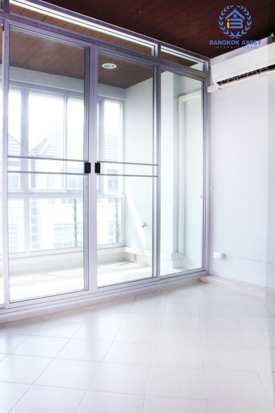 ทาวน์โฮม 3 ชั้น ห้องริม หมู่บ้านกลางกรุง รัชวิภา  (21.70ตรว.)  ถนนรัชดาภิเษก สัมผัสทาวน์เฮ้าส์ใจกลางเมือง หรูหราด้วยฟังก์ชั่นใหม่  สุดยอดทำเลที่ดีที่สุด ใกล้ทางด่วน และรถไฟฟ้า เพียง 200 เมตร ถึงจุดขึ้นลงทางด่วน เพียง 15 นาที วิ่งเข้าสู่ ถ.สาทร และถ.สีลม และรถไฟฟ้าสายสีแดงเข้มวิ่งผ่านหน้าโครงการ