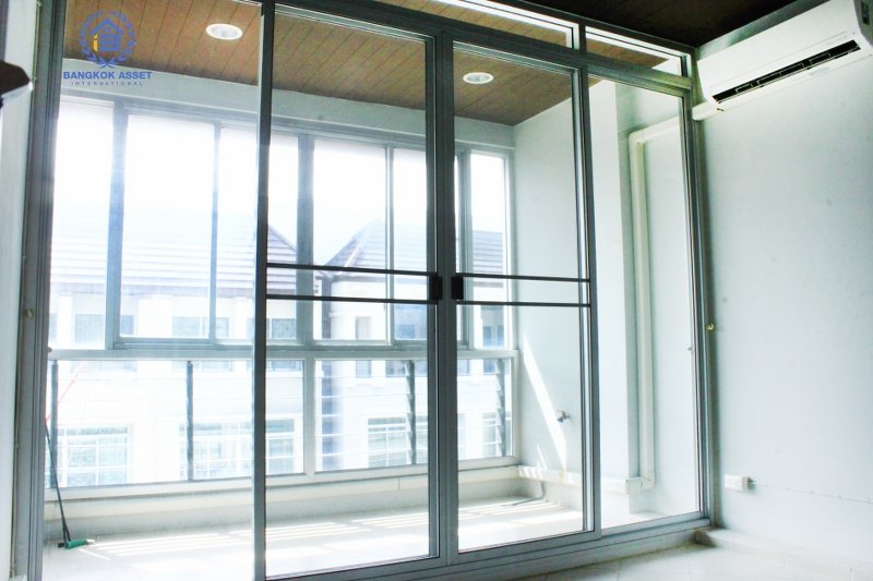 ทาวน์โฮม 3 ชั้น ห้องริม หมู่บ้านกลางกรุง รัชวิภา  (21.70ตรว.)  ถนนรัชดาภิเษก สัมผัสทาวน์เฮ้าส์ใจกลางเมือง หรูหราด้วยฟังก์ชั่นใหม่  สุดยอดทำเลที่ดีที่สุด ใกล้ทางด่วน และรถไฟฟ้า เพียง 200 เมตร ถึงจุดขึ้นลงทางด่วน เพียง 15 นาที วิ่งเข้าสู่ ถ.สาทร และถ.สีลม และรถไฟฟ้าสายสีแดงเข้มวิ่งผ่านหน้าโครงการ