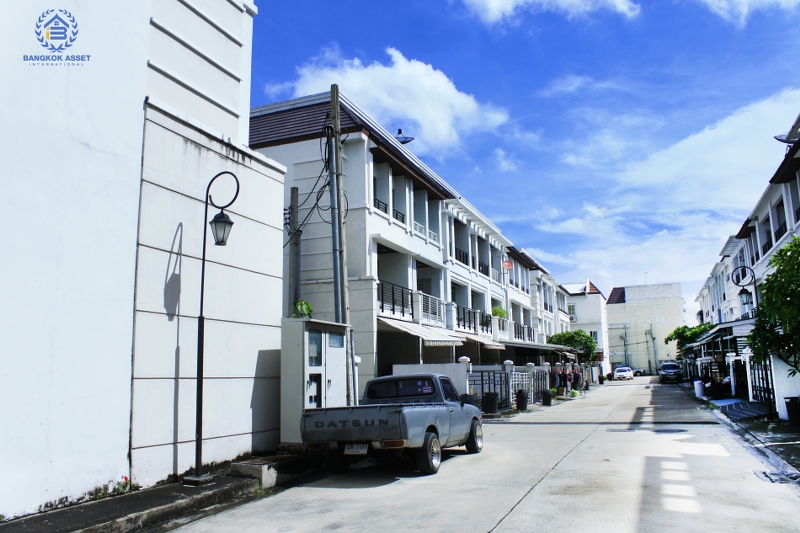 ทาวน์โฮม 3 ชั้น ห้องริม หมู่บ้านกลางกรุง รัชวิภา  (21.70ตรว.)  ถนนรัชดาภิเษก สัมผัสทาวน์เฮ้าส์ใจกลางเมือง หรูหราด้วยฟังก์ชั่นใหม่  สุดยอดทำเลที่ดีที่สุด ใกล้ทางด่วน และรถไฟฟ้า เพียง 200 เมตร ถึงจุดขึ้นลงทางด่วน เพียง 15 นาที วิ่งเข้าสู่ ถ.สาทร และถ.สีลม และรถไฟฟ้าสายสีแดงเข้มวิ่งผ่านหน้าโครงการ