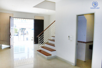 ทาวน์โฮม 3 ชั้น ห้องริม หมู่บ้านกลางกรุง รัชวิภา  (21.70ตรว.)  ถนนรัชดาภิเษก สัมผัสทาวน์เฮ้าส์ใจกลางเมือง หรูหราด้วยฟังก์ชั่นใหม่  สุดยอดทำเลที่ดีที่สุด ใกล้ทางด่วน และรถไฟฟ้า เพียง 200 เมตร ถึงจุดขึ้นลงทางด่วน เพียง 15 นาที วิ่งเข้าสู่ ถ.สาทร และถ.สีลม และรถไฟฟ้าสายสีแดงเข้มวิ่งผ่านหน้าโครงการ