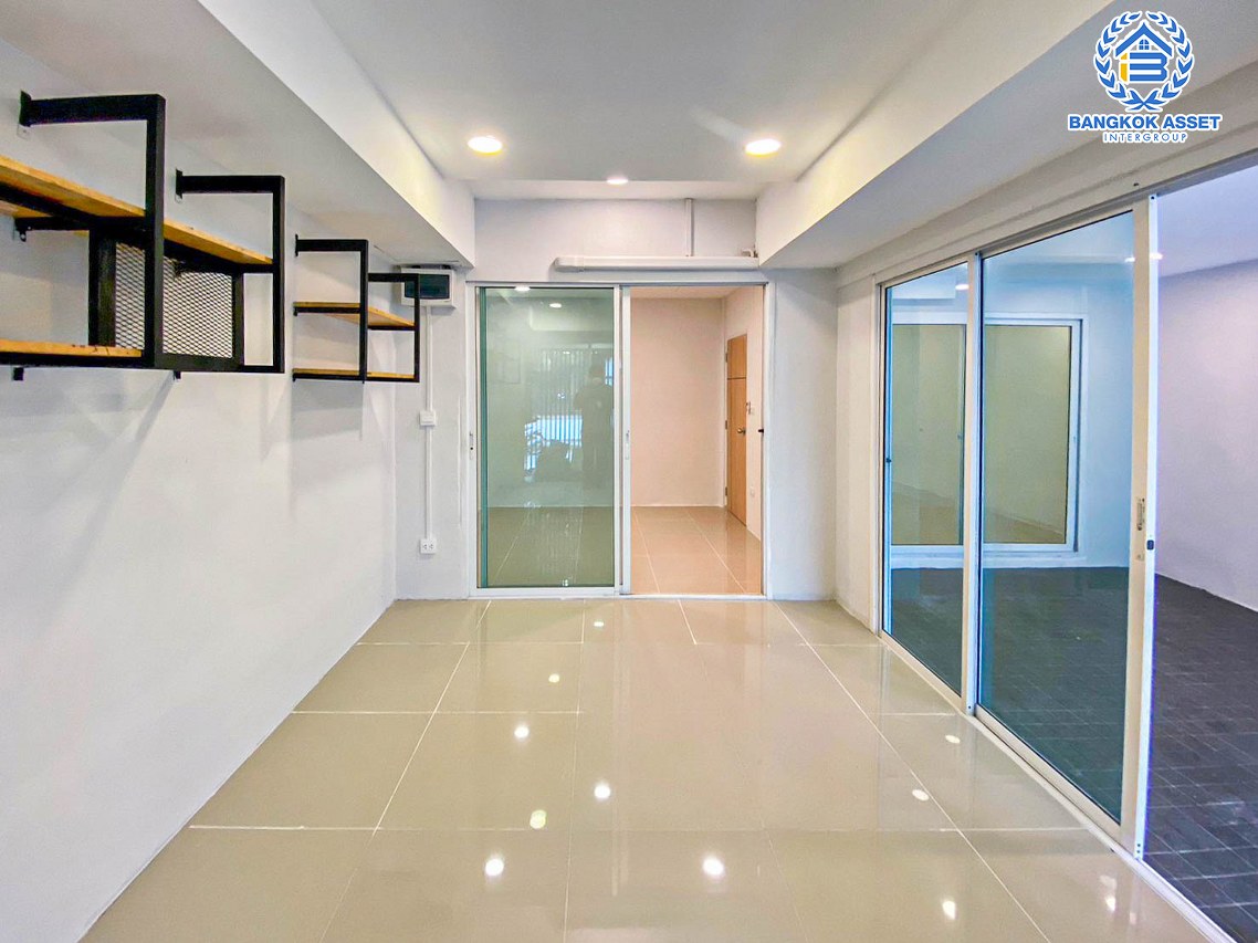 *****ทาวน์เฮ้าส์มือสองนนทบุรี หมู่บ้าน อาสาเฮ้าส์5 กาญจนาภิเษก เนื้อที่กว้างถึง 22.5 ตร.ว. ฟังก์ชัน 3 ห้องนอน 2 ห้องน้ำ 1 ที่จอดรถ บ้านพร้อมเข้าอยู่ แถมฟรี! 3 เครื่องปรับอากาศ บนทำเลดี ใกล้รถไฟฟ้าสายสีม่วง "สถานีตลาดบางใหญ่" และทางด่วน "ศรีรัช" จองเลย!