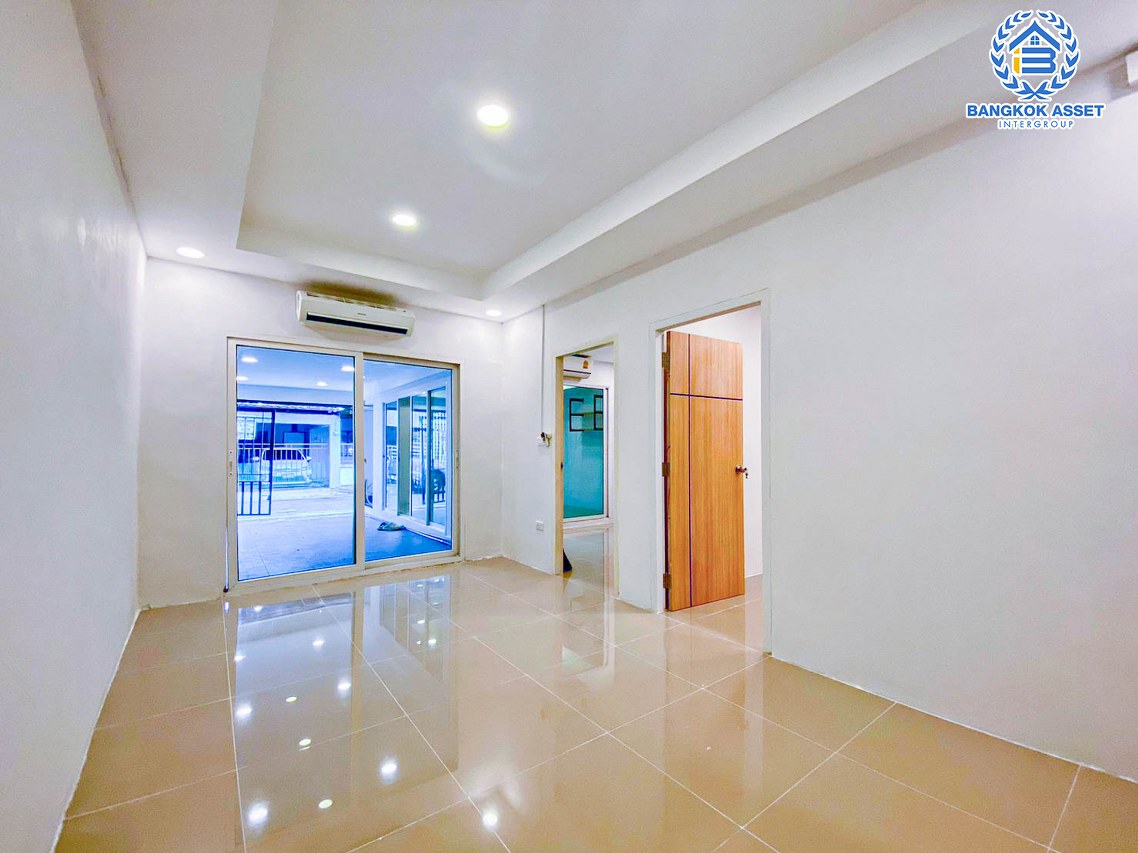 *****ทาวน์เฮ้าส์มือสองนนทบุรี หมู่บ้าน อาสาเฮ้าส์5 กาญจนาภิเษก เนื้อที่กว้างถึง 22.5 ตร.ว. ฟังก์ชัน 3 ห้องนอน 2 ห้องน้ำ 1 ที่จอดรถ บ้านพร้อมเข้าอยู่ แถมฟรี! 3 เครื่องปรับอากาศ บนทำเลดี ใกล้รถไฟฟ้าสายสีม่วง "สถานีตลาดบางใหญ่" และทางด่วน "ศรีรัช" จองเลย!