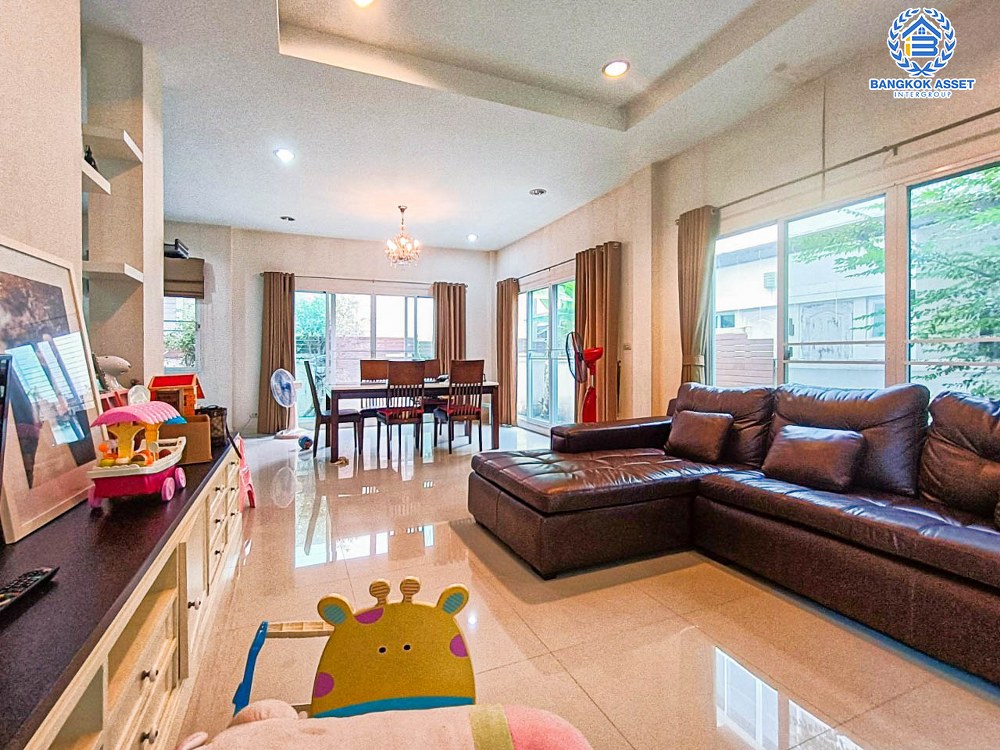 บ้านเดี่ยวมือสอง โครงการ บางกอกบูเลอวาร์ด สาทร-ปิ่นเกล้า เนื้อที่กว้างขวางมากถึง 52.50 ตร.ว. ฟังก์ชัน 3 ห้องนอน 4 ห้องน้ำ ที่จอดรถ 2 คัน แถมฟรี! เครื่องปรับอากาศ, เครื่องทำน้ำอุ่น ภายในตกแต่งสวย พร้อมเข้าอยู่ ตั้งบนทำเลแห่งการเดินทาง ใกล้จุดขึ้นลงทางด่วน "ตลิ่งชัน"