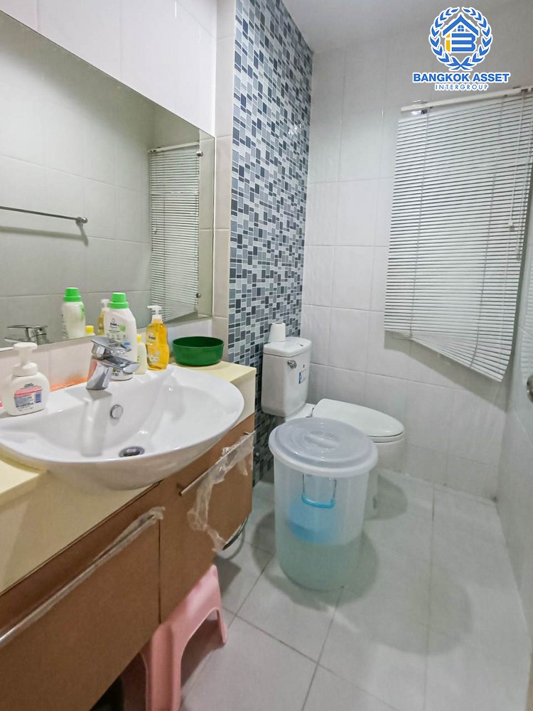 บ้านเดี่ยวมือสอง โครงการ บางกอกบูเลอวาร์ด สาทร-ปิ่นเกล้า เนื้อที่กว้างขวางมากถึง 52.50 ตร.ว. ฟังก์ชัน 3 ห้องนอน 4 ห้องน้ำ ที่จอดรถ 2 คัน แถมฟรี! เครื่องปรับอากาศ, เครื่องทำน้ำอุ่น ภายในตกแต่งสวย พร้อมเข้าอยู่ ตั้งบนทำเลแห่งการเดินทาง ใกล้จุดขึ้นลงทางด่วน "ตลิ่งชัน"