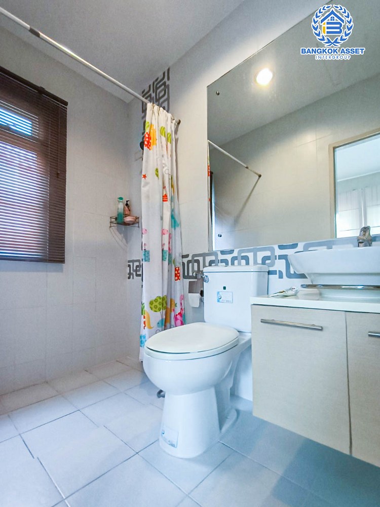 บ้านเดี่ยวมือสอง โครงการ บางกอกบูเลอวาร์ด สาทร-ปิ่นเกล้า เนื้อที่กว้างขวางมากถึง 52.50 ตร.ว. ฟังก์ชัน 3 ห้องนอน 4 ห้องน้ำ ที่จอดรถ 2 คัน แถมฟรี! เครื่องปรับอากาศ, เครื่องทำน้ำอุ่น ภายในตกแต่งสวย พร้อมเข้าอยู่ ตั้งบนทำเลแห่งการเดินทาง ใกล้จุดขึ้นลงทางด่วน "ตลิ่งชัน"