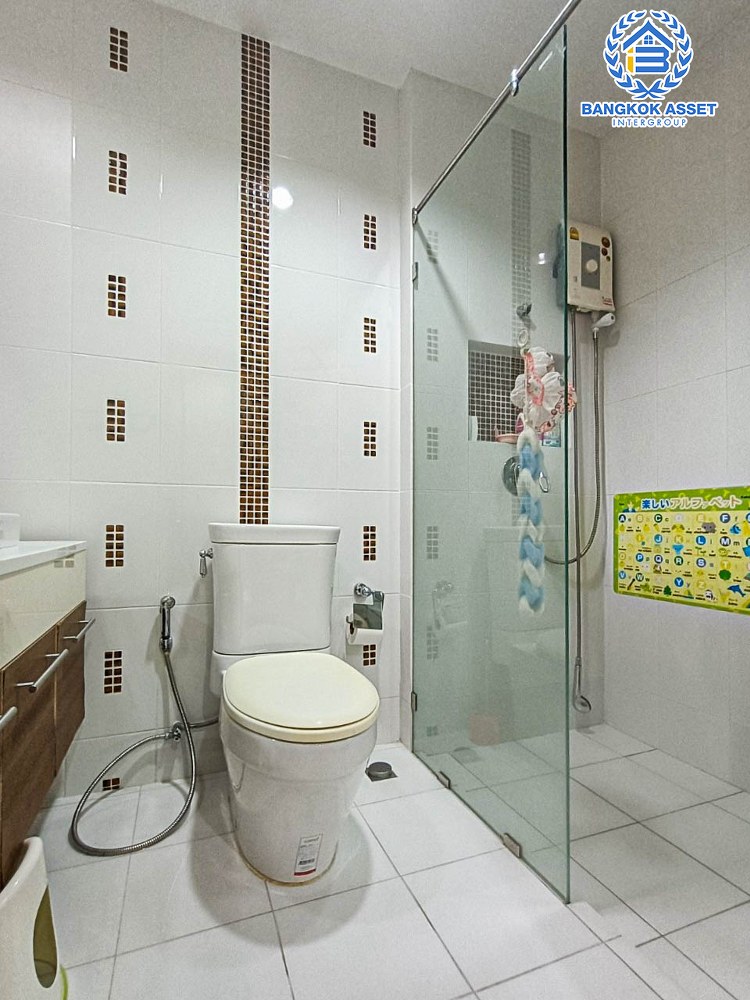 บ้านเดี่ยวมือสอง โครงการ บางกอกบูเลอวาร์ด สาทร-ปิ่นเกล้า เนื้อที่กว้างขวางมากถึง 52.50 ตร.ว. ฟังก์ชัน 3 ห้องนอน 4 ห้องน้ำ ที่จอดรถ 2 คัน แถมฟรี! เครื่องปรับอากาศ, เครื่องทำน้ำอุ่น ภายในตกแต่งสวย พร้อมเข้าอยู่ ตั้งบนทำเลแห่งการเดินทาง ใกล้จุดขึ้นลงทางด่วน "ตลิ่งชัน"