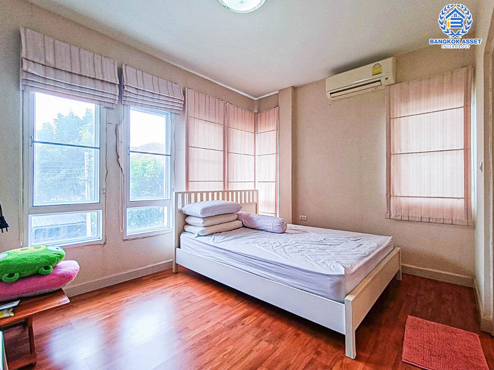 บ้านเดี่ยวมือสอง โครงการ บางกอกบูเลอวาร์ด สาทร-ปิ่นเกล้า เนื้อที่กว้างขวางมากถึง 52.50 ตร.ว. ฟังก์ชัน 3 ห้องนอน 4 ห้องน้ำ ที่จอดรถ 2 คัน แถมฟรี! เครื่องปรับอากาศ, เครื่องทำน้ำอุ่น ภายในตกแต่งสวย พร้อมเข้าอยู่ ตั้งบนทำเลแห่งการเดินทาง ใกล้จุดขึ้นลงทางด่วน "ตลิ่งชัน"