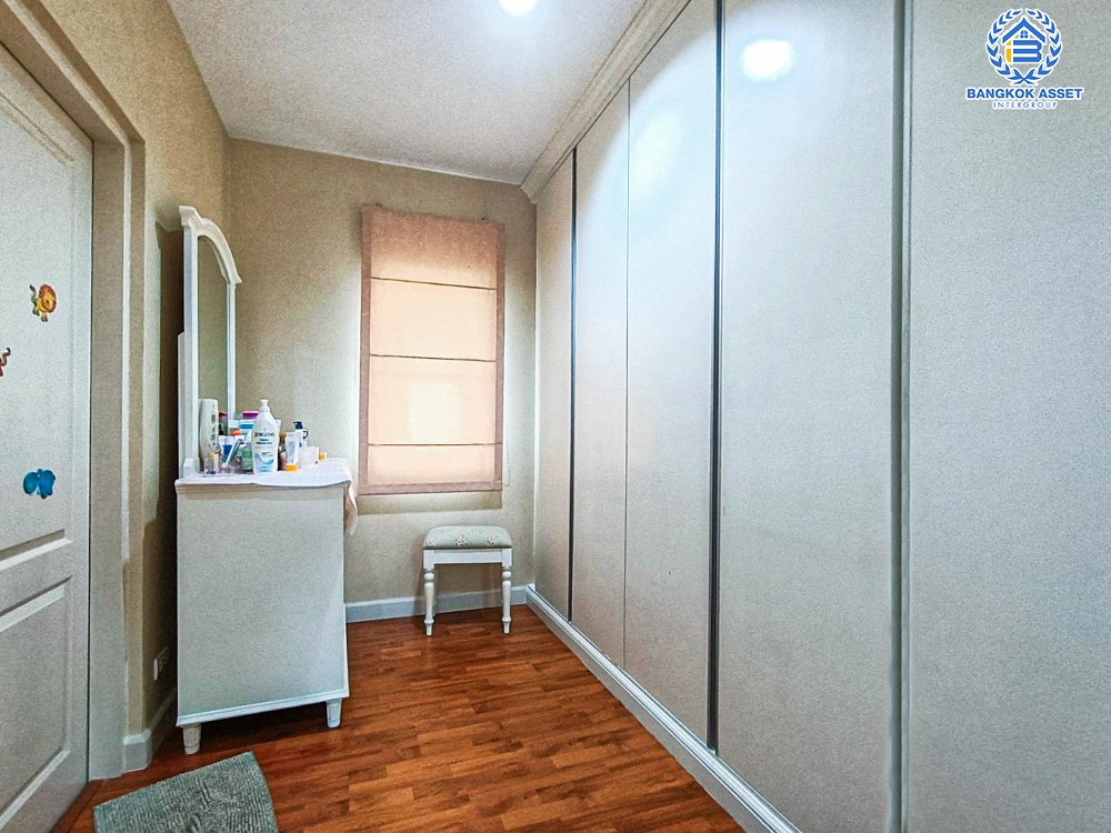 บ้านเดี่ยวมือสอง โครงการ บางกอกบูเลอวาร์ด สาทร-ปิ่นเกล้า เนื้อที่กว้างขวางมากถึง 52.50 ตร.ว. ฟังก์ชัน 3 ห้องนอน 4 ห้องน้ำ ที่จอดรถ 2 คัน แถมฟรี! เครื่องปรับอากาศ, เครื่องทำน้ำอุ่น ภายในตกแต่งสวย พร้อมเข้าอยู่ ตั้งบนทำเลแห่งการเดินทาง ใกล้จุดขึ้นลงทางด่วน "ตลิ่งชัน"