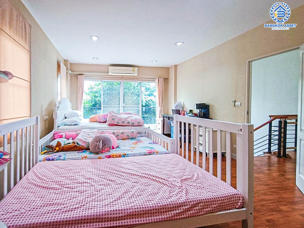 บ้านเดี่ยวมือสอง โครงการ บางกอกบูเลอวาร์ด สาทร-ปิ่นเกล้า เนื้อที่กว้างขวางมากถึง 52.50 ตร.ว. ฟังก์ชัน 3 ห้องนอน 4 ห้องน้ำ ที่จอดรถ 2 คัน แถมฟรี! เครื่องปรับอากาศ, เครื่องทำน้ำอุ่น ภายในตกแต่งสวย พร้อมเข้าอยู่ ตั้งบนทำเลแห่งการเดินทาง ใกล้จุดขึ้นลงทางด่วน "ตลิ่งชัน"