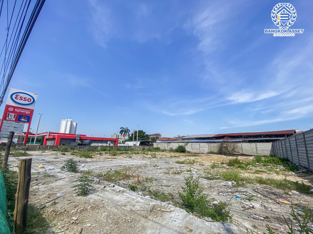 *****ที่ดินเปล่านนทบุรี ติดถนนพิบูลสงคราม เนื้อที่ขนาด 1 ไร่ 81.8 ตารางวา หน้ากว้างถึง 45 เมตร เหมาะสร้างเป็นที่อยู่อาศัย หรือจะลงทุนก็ถือว่าคุ้มค่า บนทำเลที่เชื่อมต่อทุกการเดินทาง ใกล้รถไฟฟ้าสายสีม่วง "สถานีแยกติวานนท์" และจุดขึ้นทางด่วน "ศรีรัช" จองด่วน!